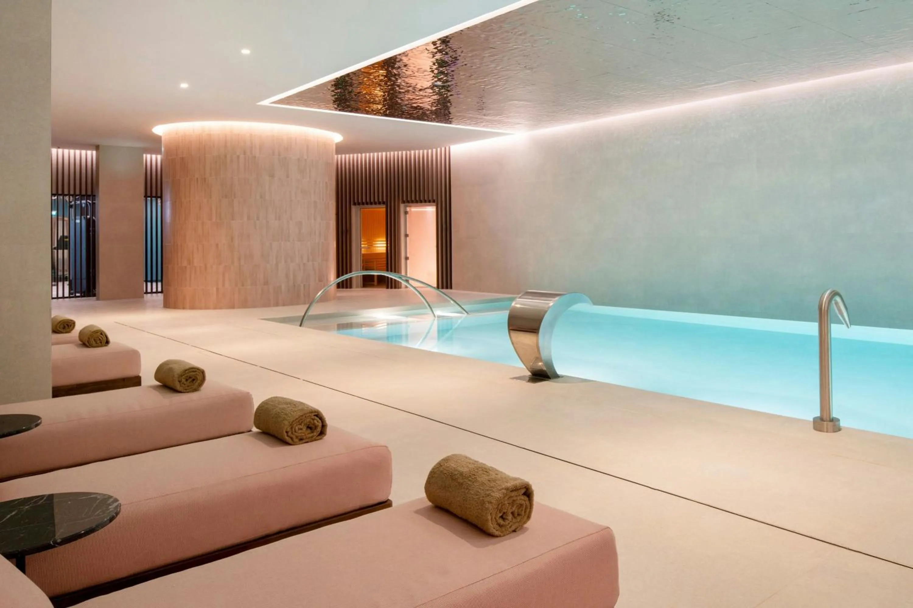 Swimming pool in Renaissance Porto Lapa Hotel