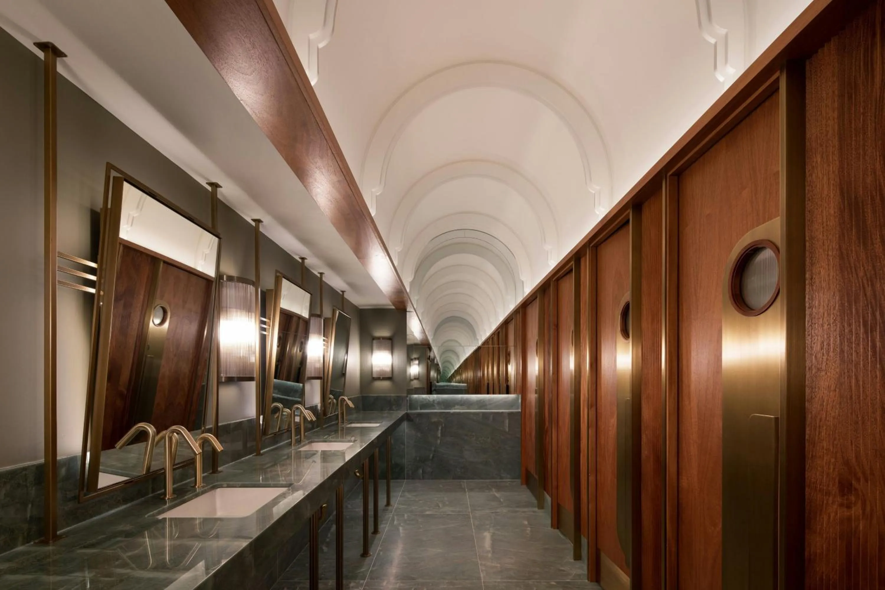 Bathroom in HONEYROSE Hotel, Montreal, a Tribute Portfolio Hotel