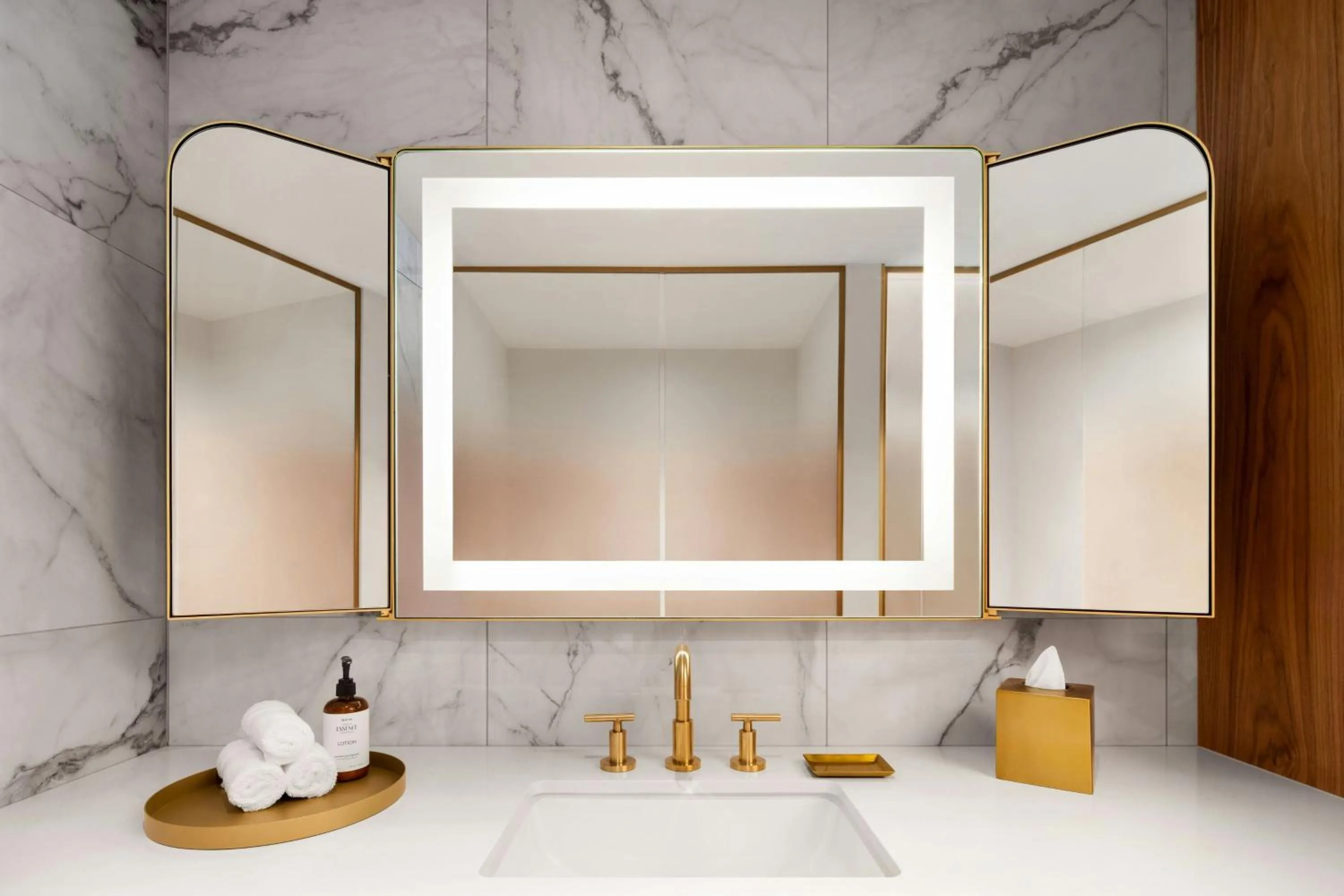 Bathroom in HONEYROSE Hotel, Montreal, a Tribute Portfolio Hotel