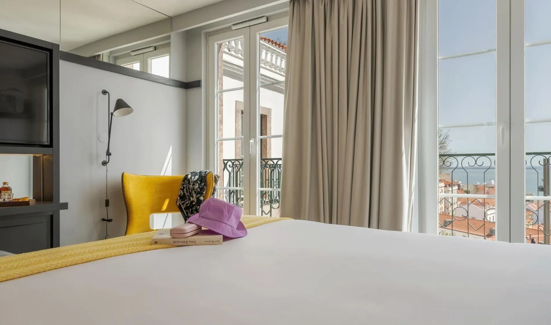 View (from property/room), Bed in Pousada Alfama