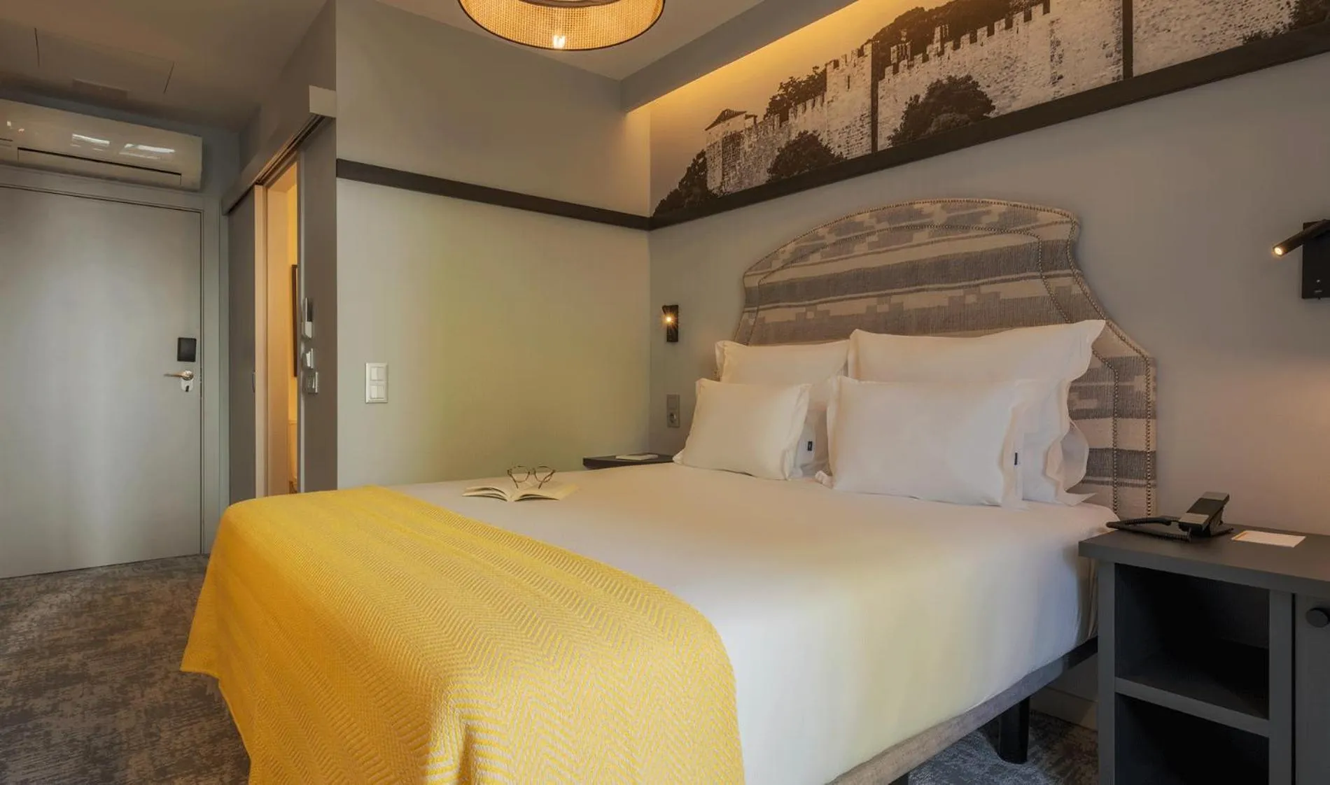 Bed in Pousada Alfama