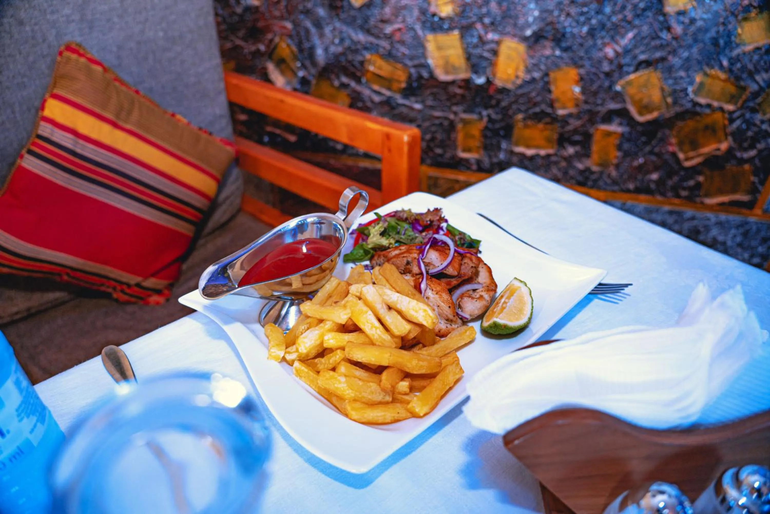 Restaurant/places to eat in GOLDEN QUEST HOTEL