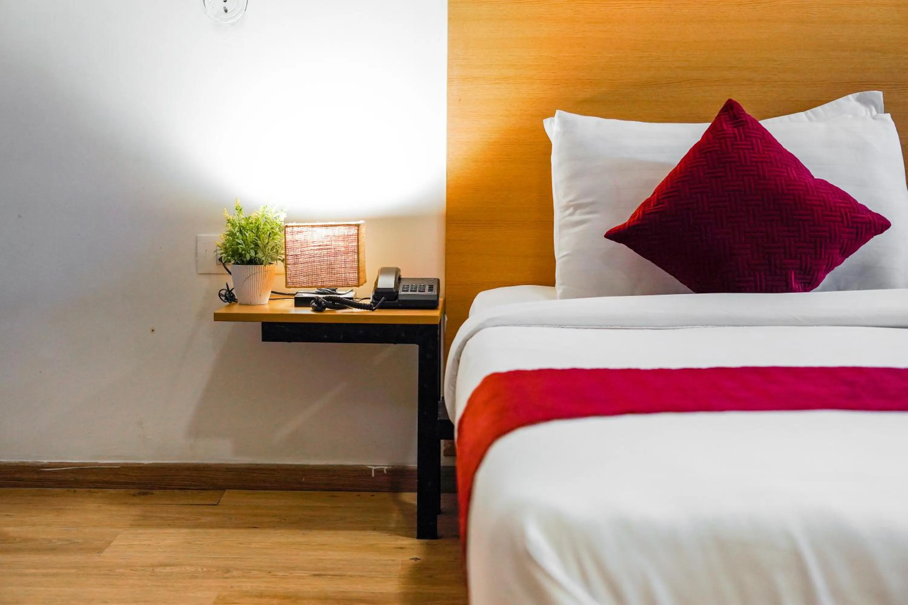 Bed in Saltstayz Express - Medicity Near Medanta Hospital