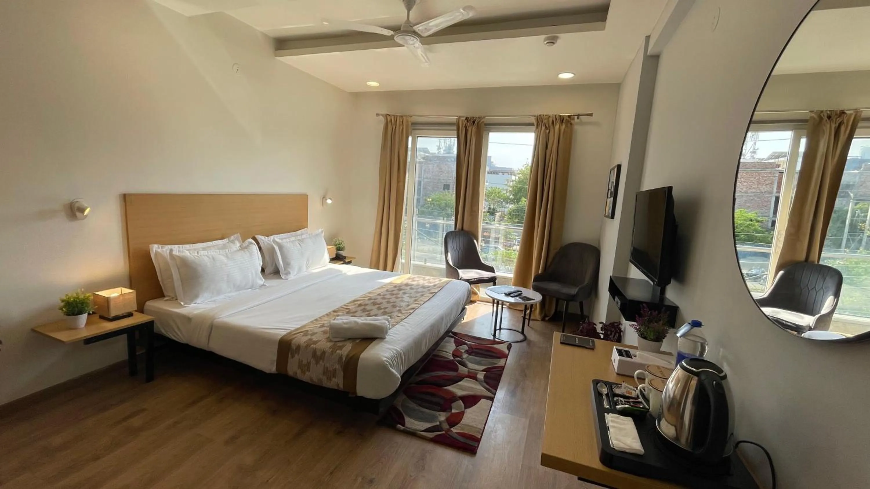 Communal lounge/ TV room in Saltstayz Express - Medicity Near Medanta Hospital