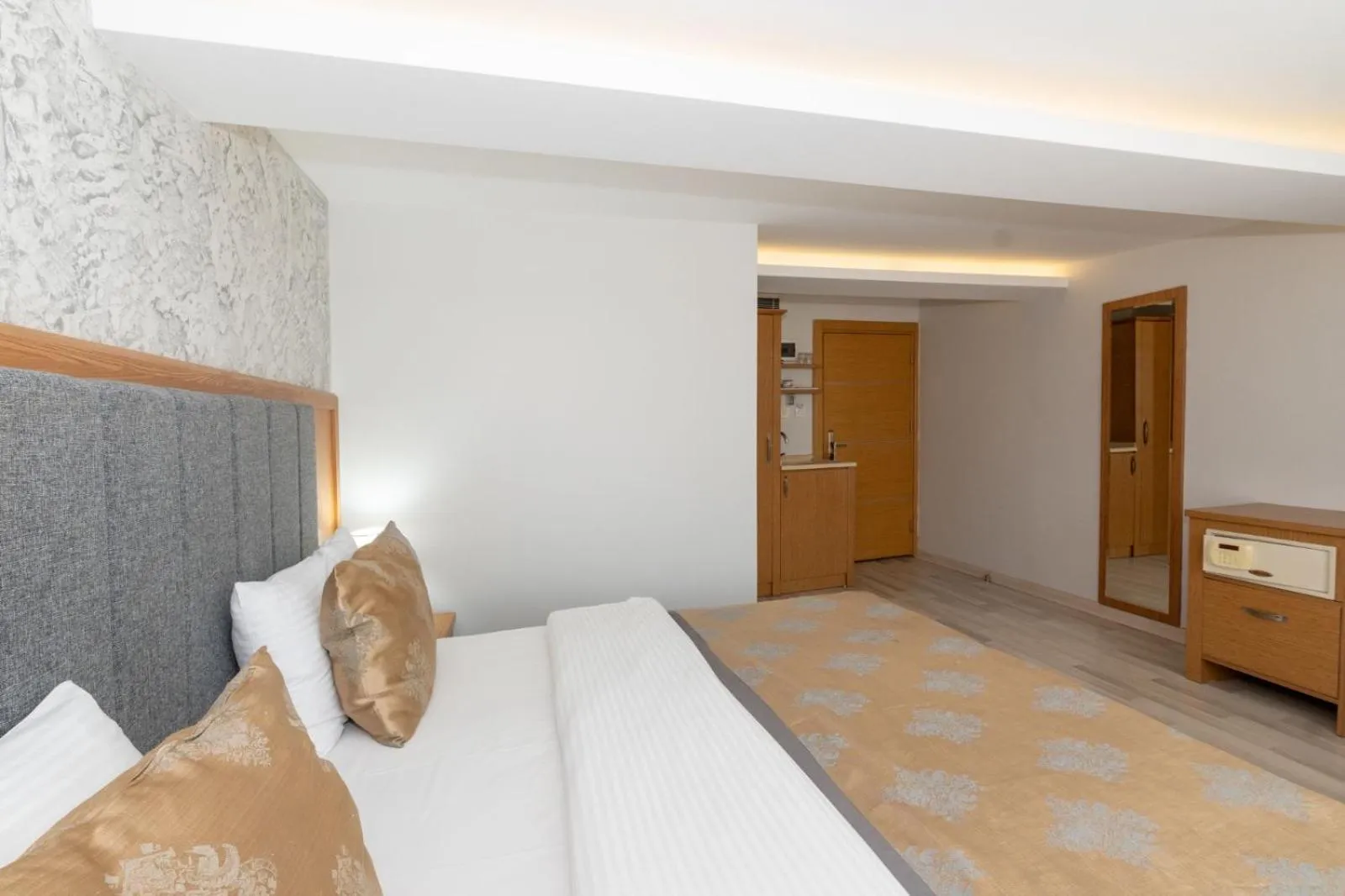 Photo of the whole room, Bed in GalataportWawhotel