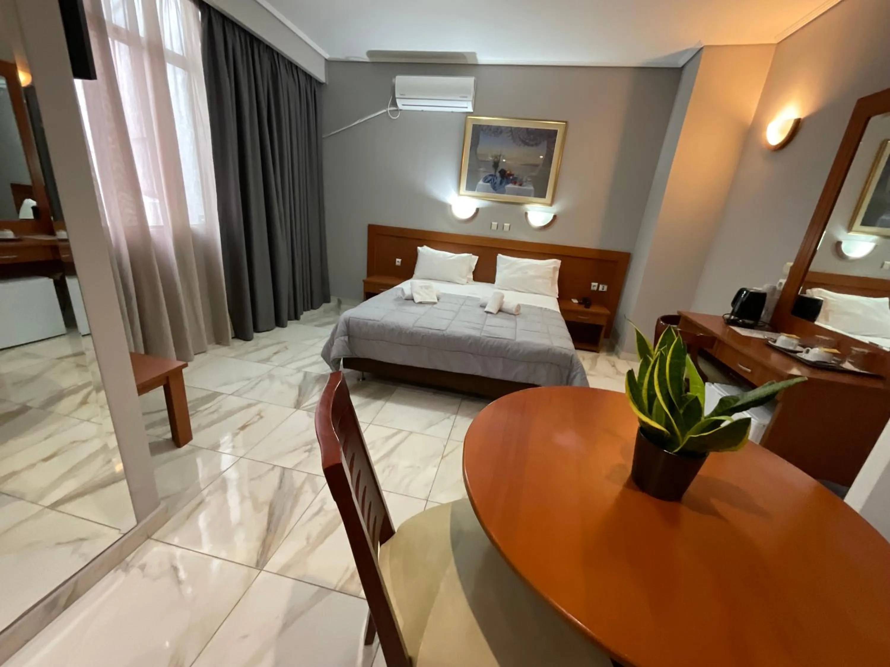 Photo of the whole room, Bed in Piraeus Acropole Hotel