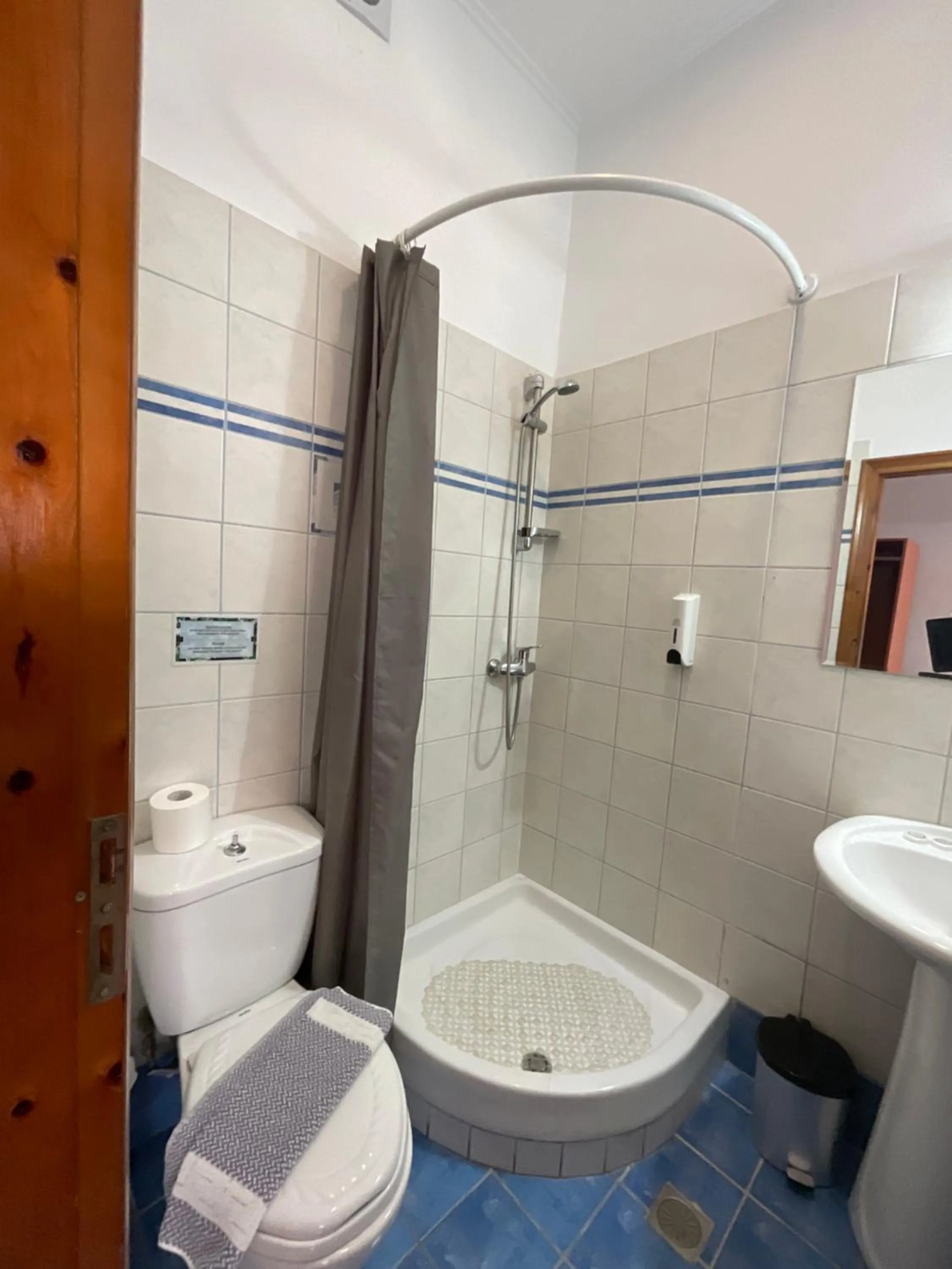 Toilet in Piraeus Acropole Hotel