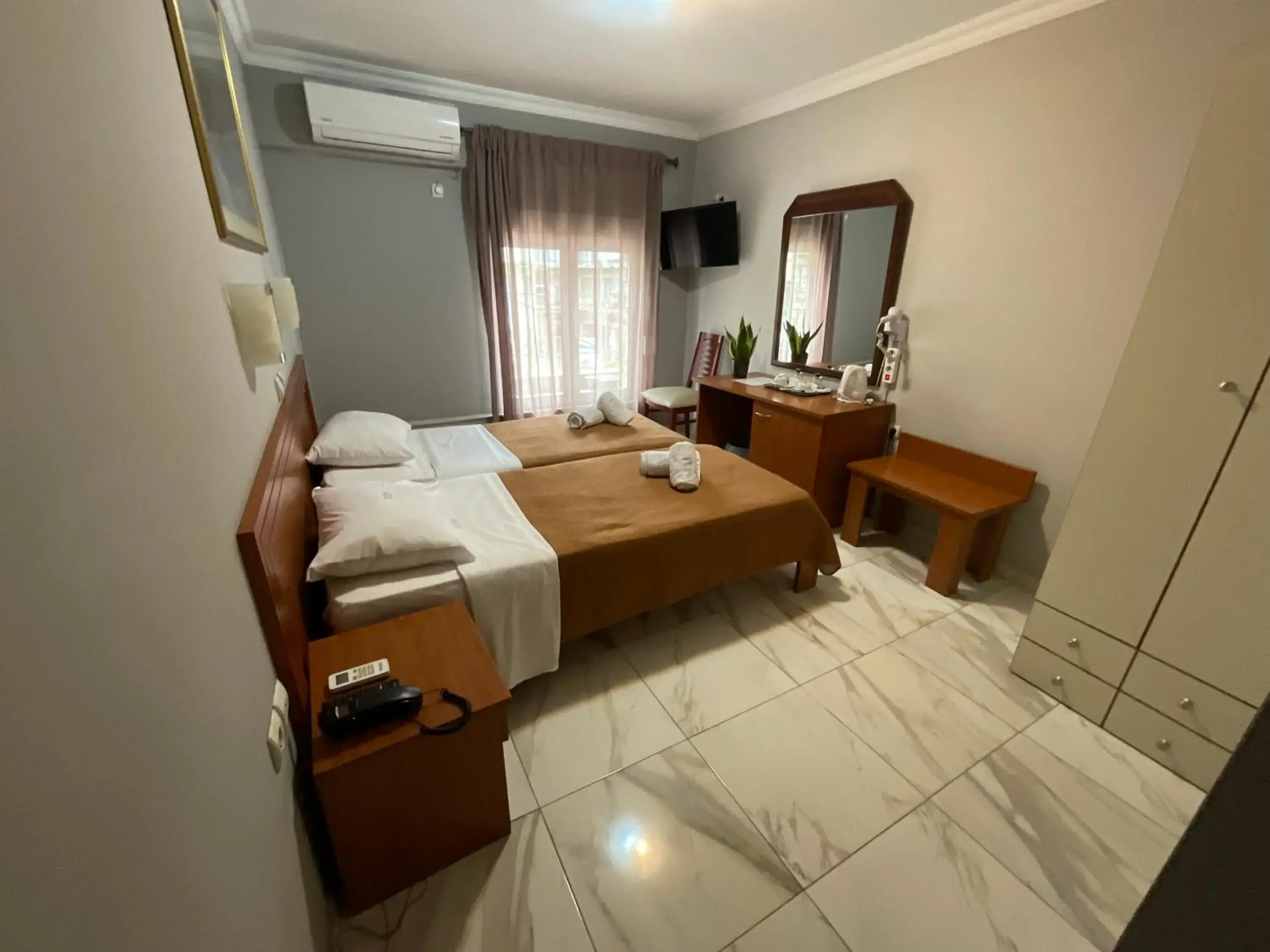 Twin Room in Piraeus Acropole Hotel Twin Room in Piraeus Acropole Hotel