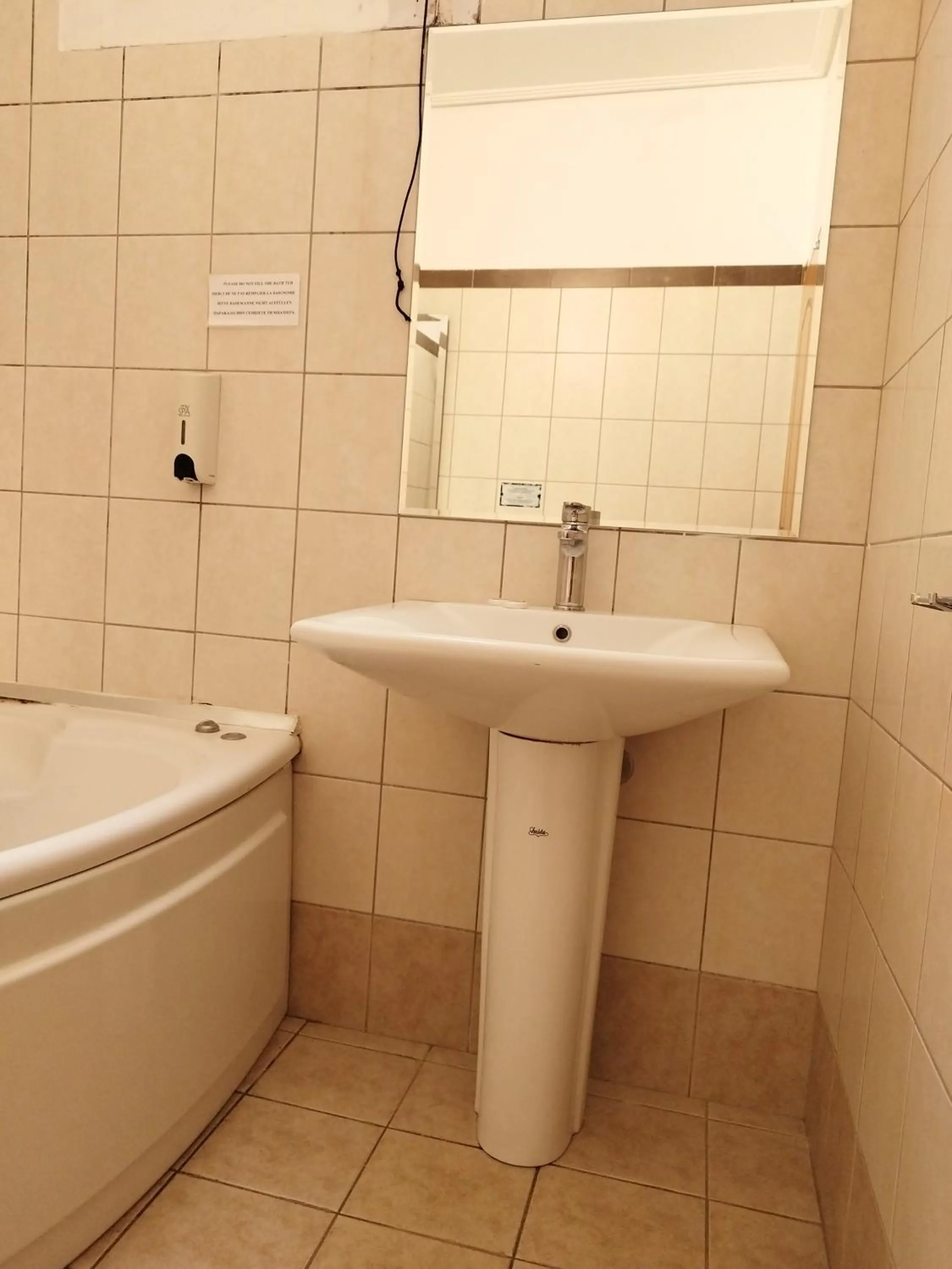 Bathroom in Piraeus Acropole Hotel