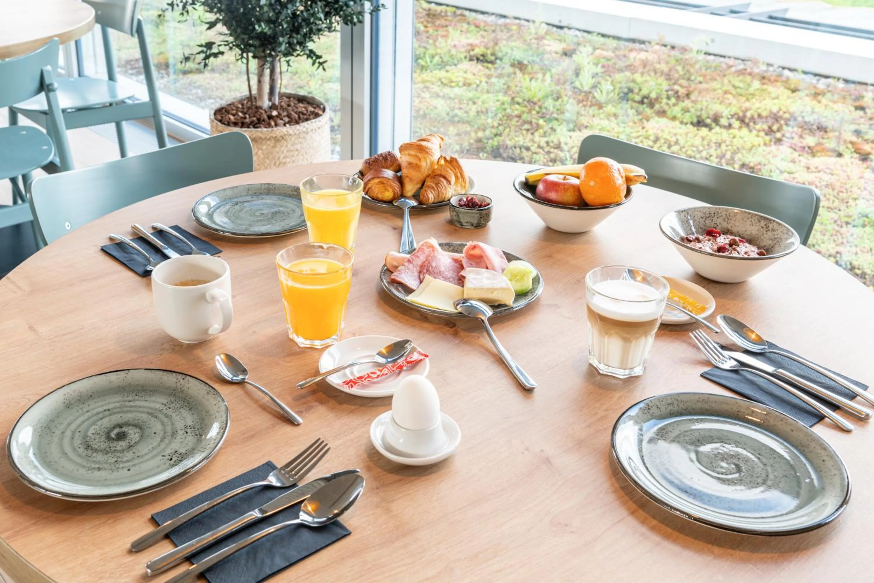 Staff in B&B HOTEL Lausanne Crissier