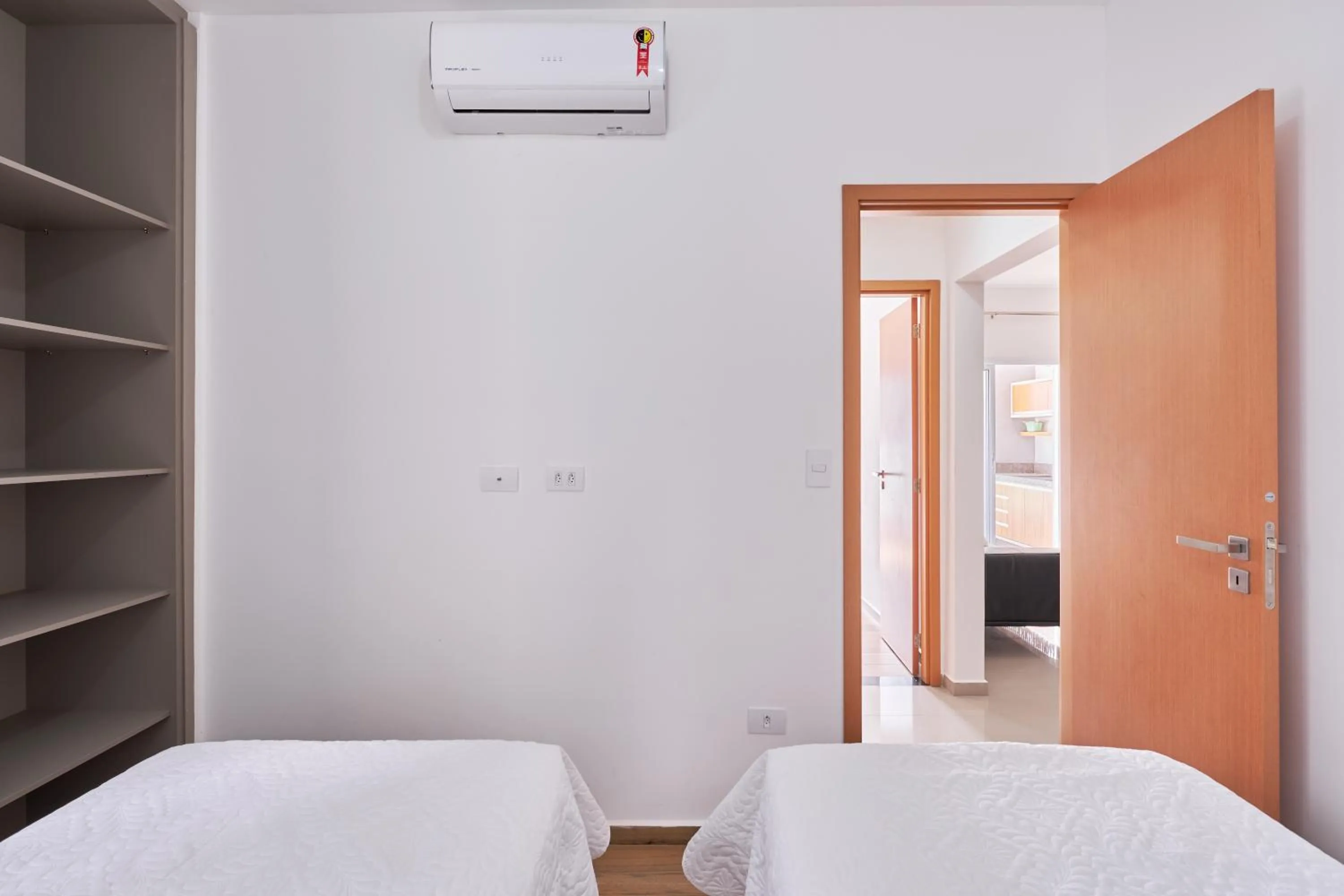 Bed in 2 QUARTOS com Churrasqueira na Varanda, Piscina, Garagem interna, WiFi 500mbps, Ar Condicionado e Telas de Proteção