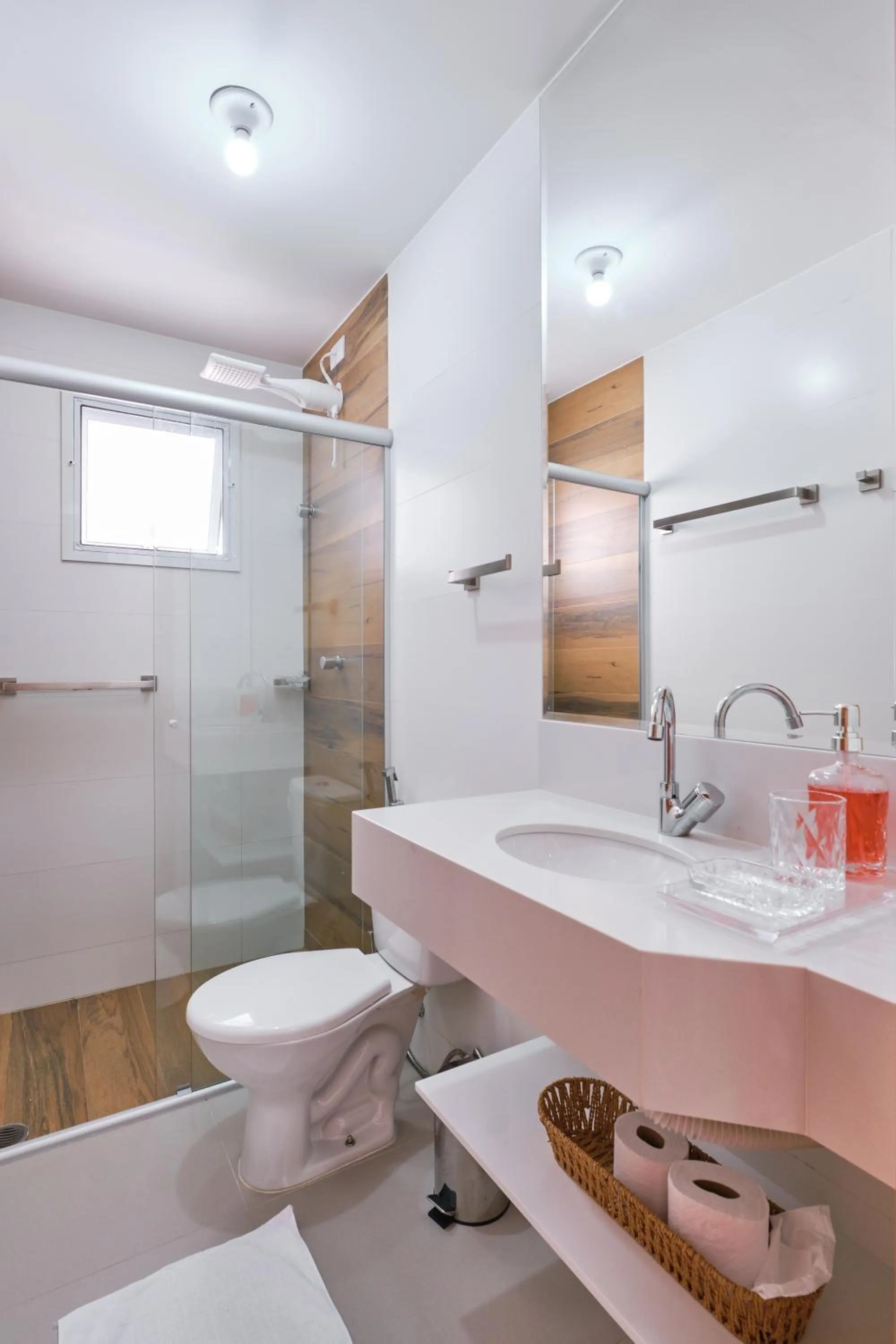 Shower in 2 QUARTOS com Churrasqueira na Varanda, Piscina, Garagem interna, WiFi 500mbps, Ar Condicionado e Telas de Proteção