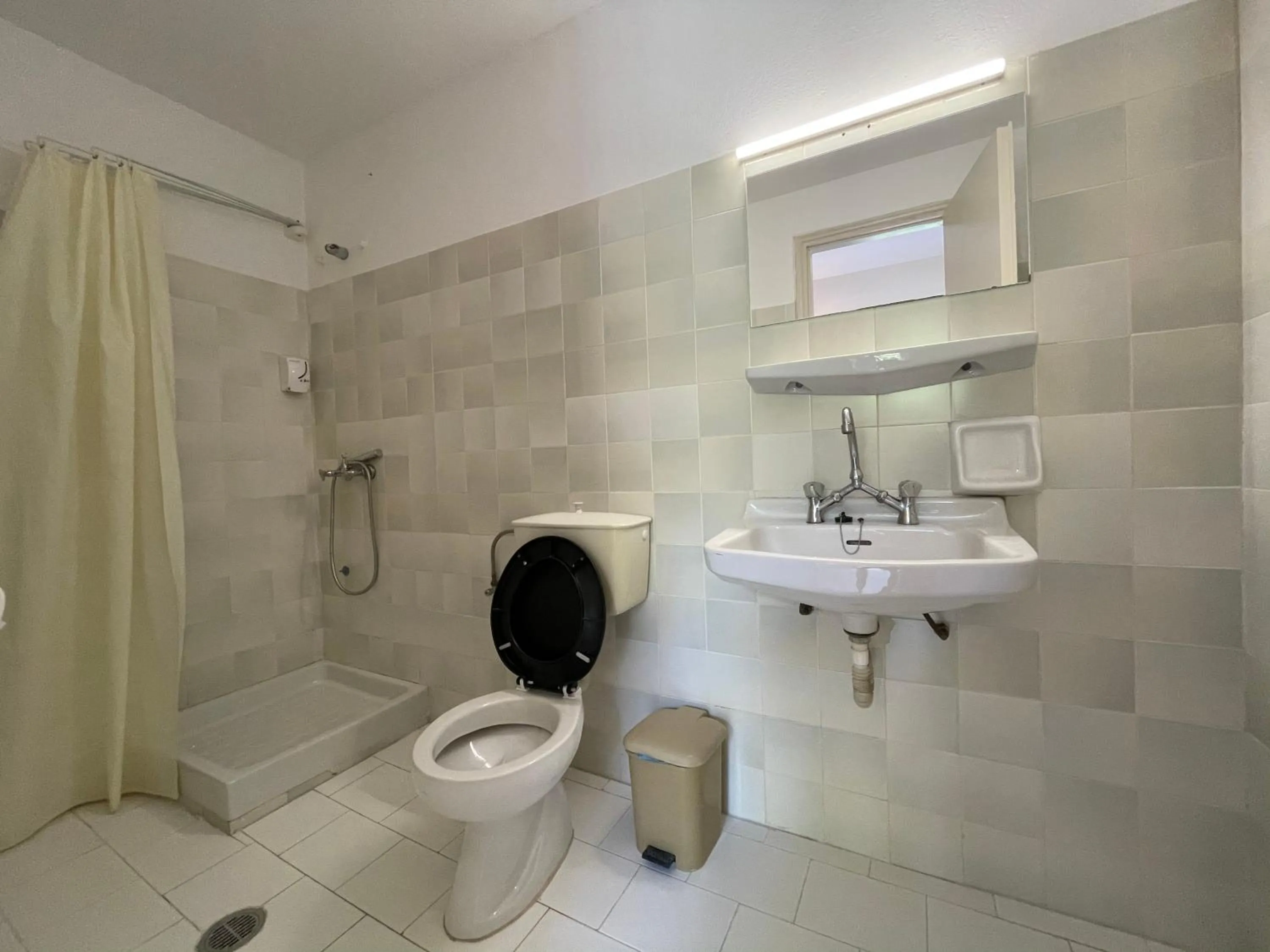 Shower in Hotel Benitses Arches