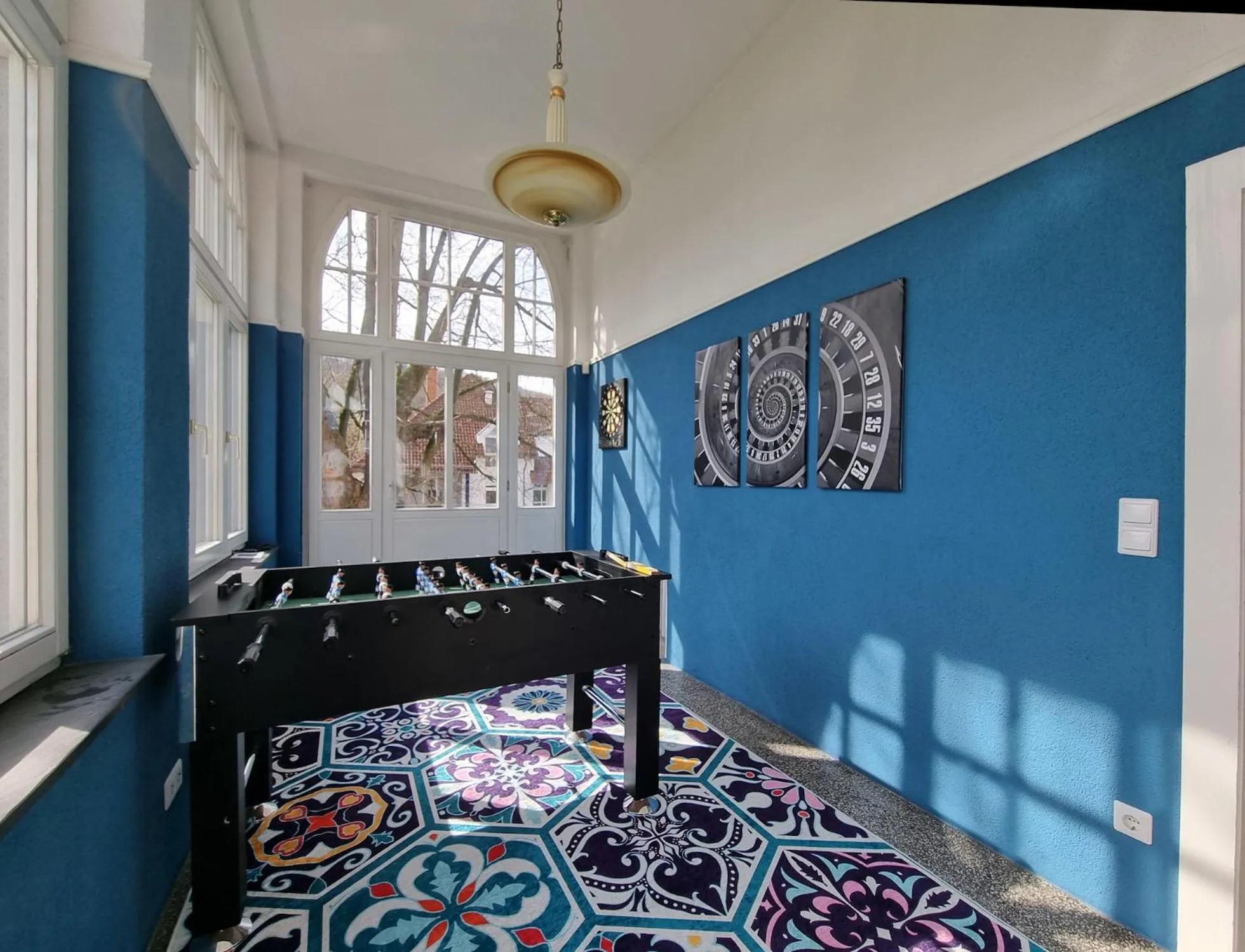 Charysma - Jugendstil trifft Moderne, Schlafzimmer mit Smart-TV, Tischfussball, Darts, Parkplatz