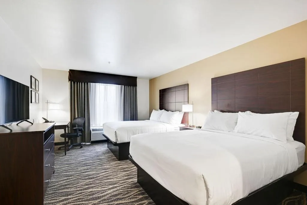 Bedroom, Bed in Cobblestone Hotel & Suites - Mosinee