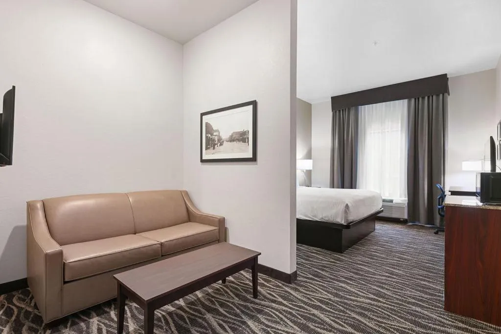 Bedroom, Bed in Cobblestone Hotel & Suites - Mosinee