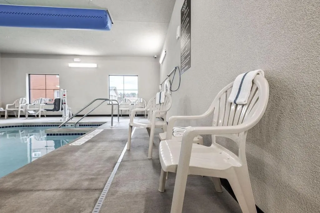 Swimming pool in Cobblestone Hotel & Suites - Mosinee