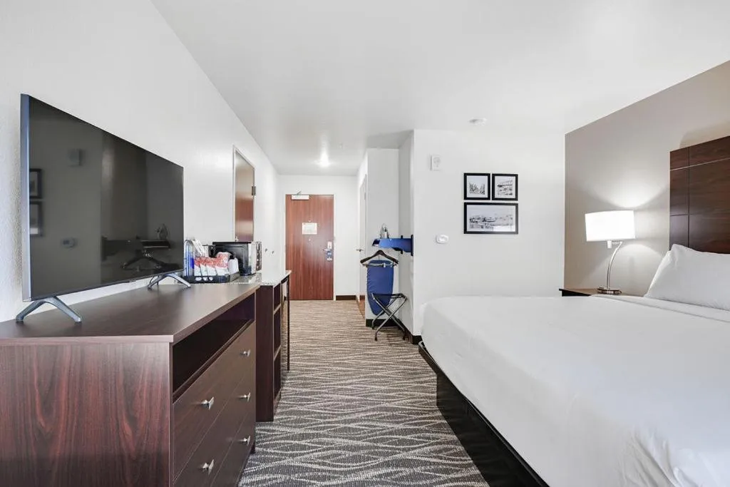 Bedroom, Bed in Cobblestone Hotel & Suites - Mosinee