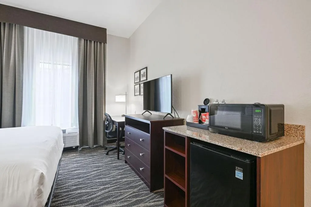 minibar, Bed in Cobblestone Hotel & Suites - Mosinee