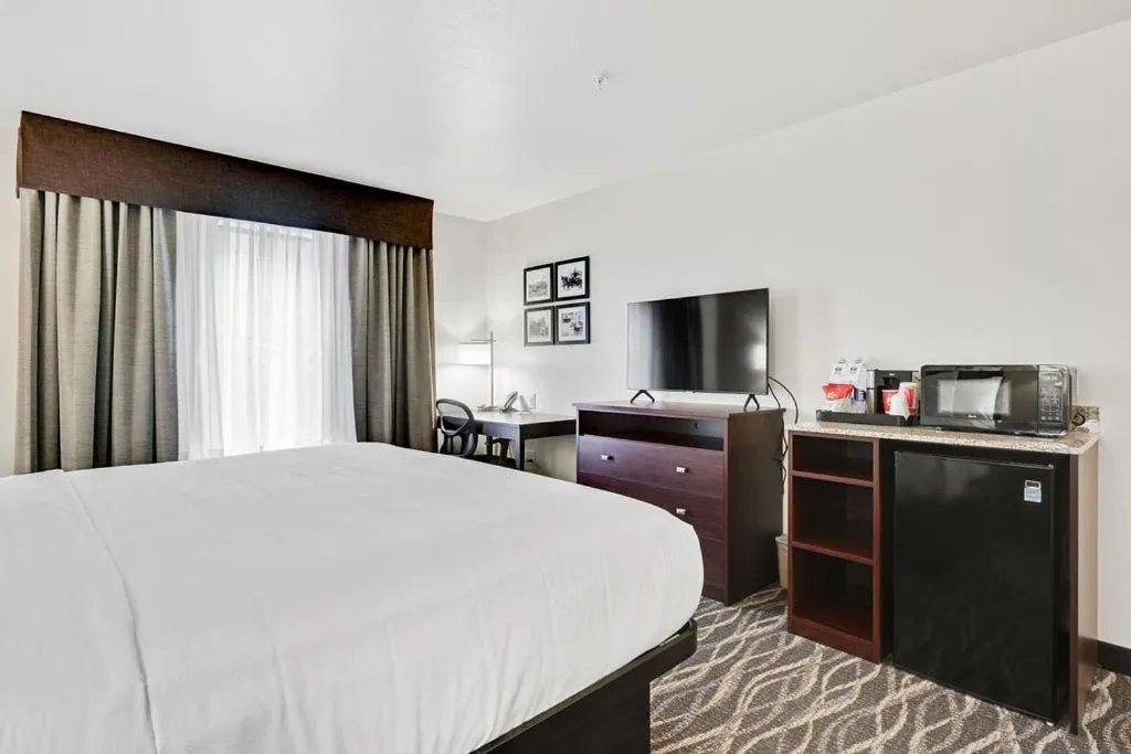 Bedroom, Bed in Cobblestone Hotel & Suites - Mosinee