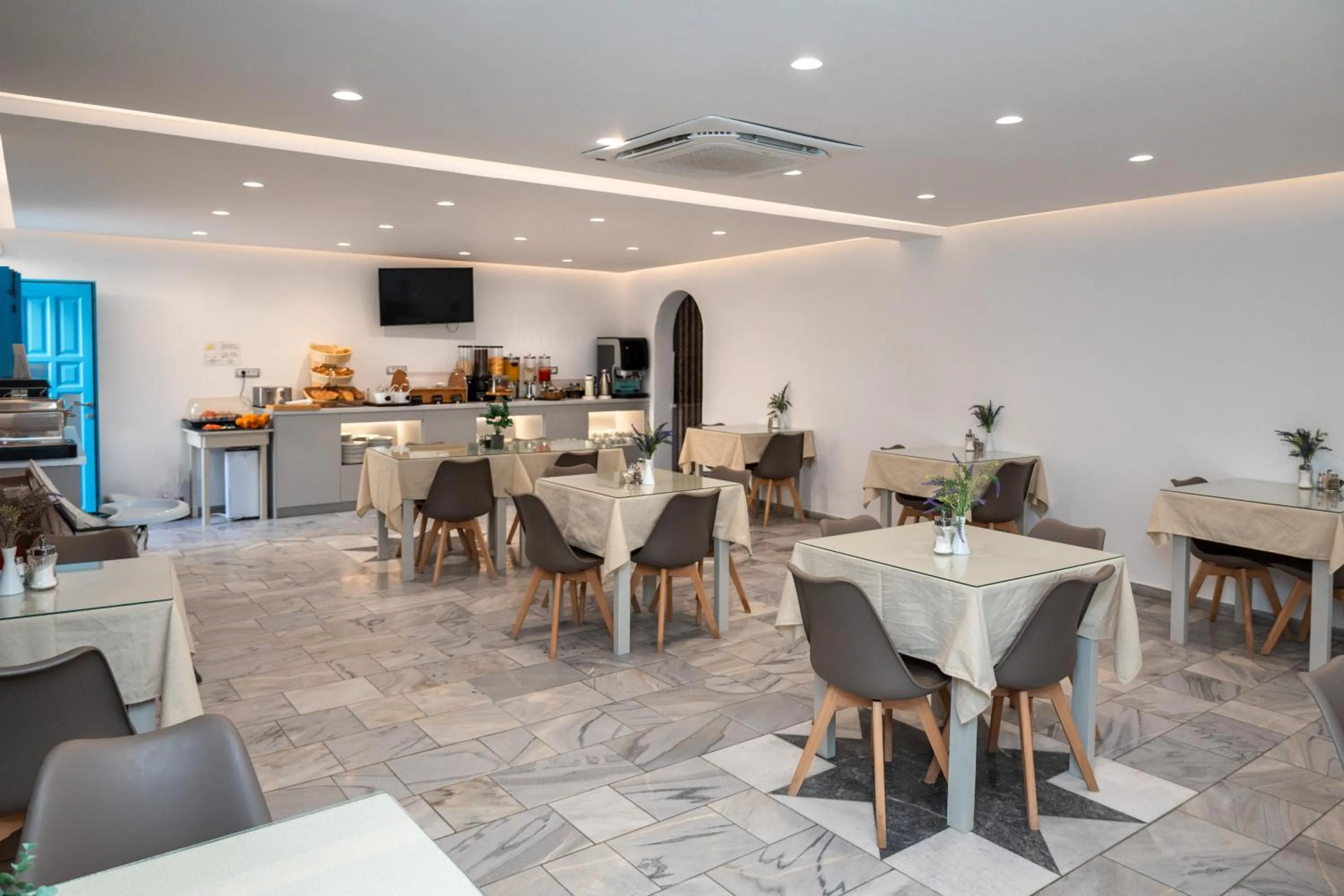 Breakfast in Perissa Bay