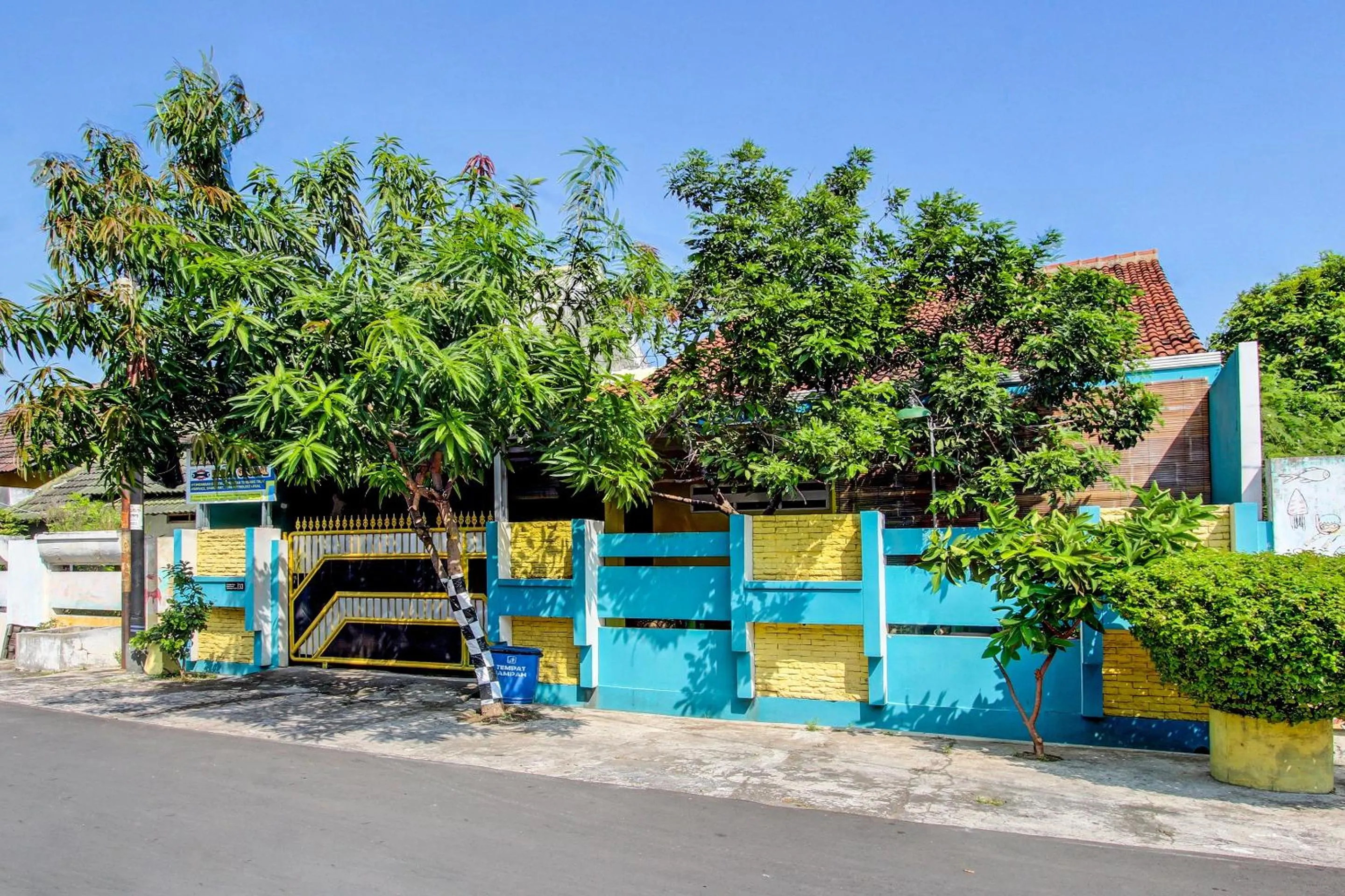 Facade/entrance in Hotel O Lobak Hostel CapsuleNearAyam Goreng Terowongan