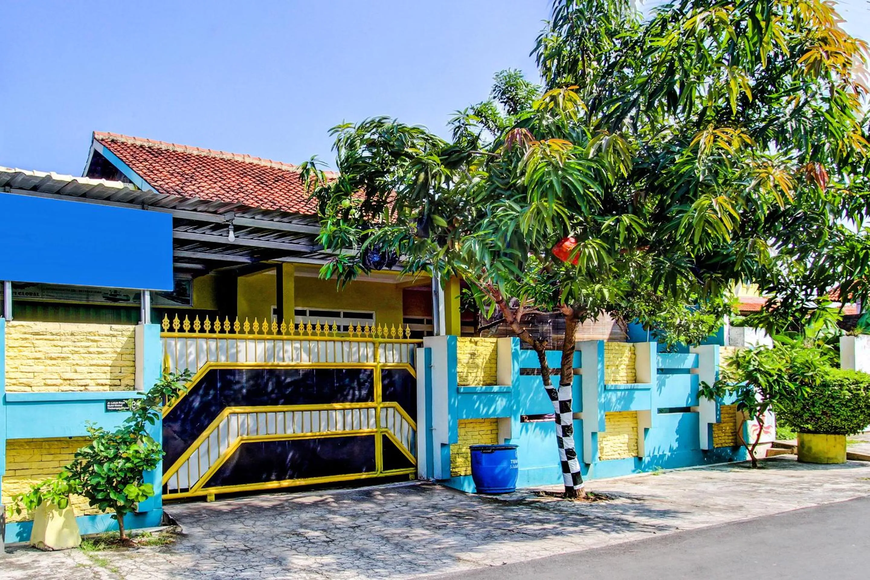 Facade/entrance in Hotel O Lobak Hostel CapsuleNearAyam Goreng Terowongan