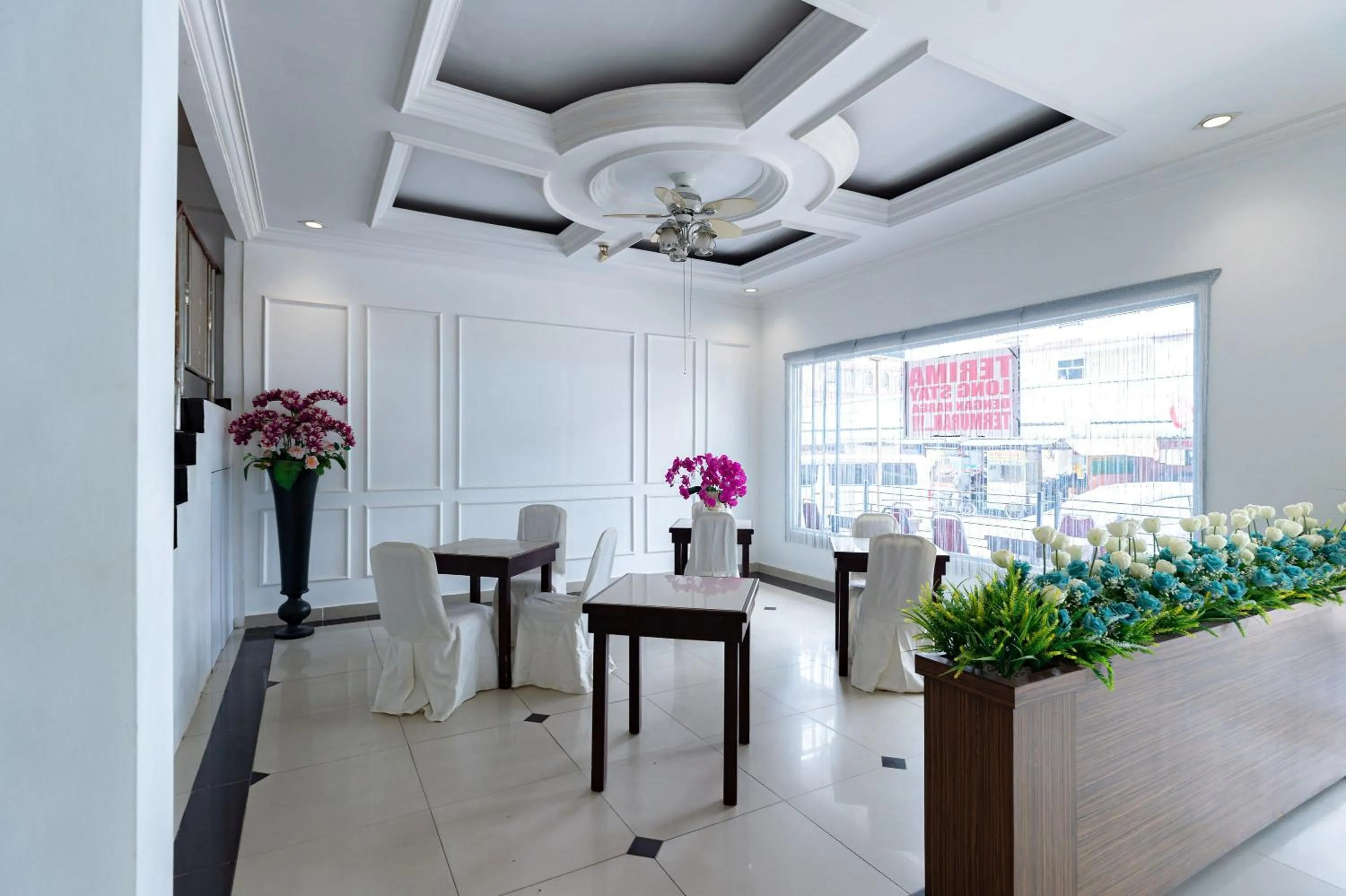 Seating area in Urbanview Hotel Crystal Nagoya Batam by RedDoorz