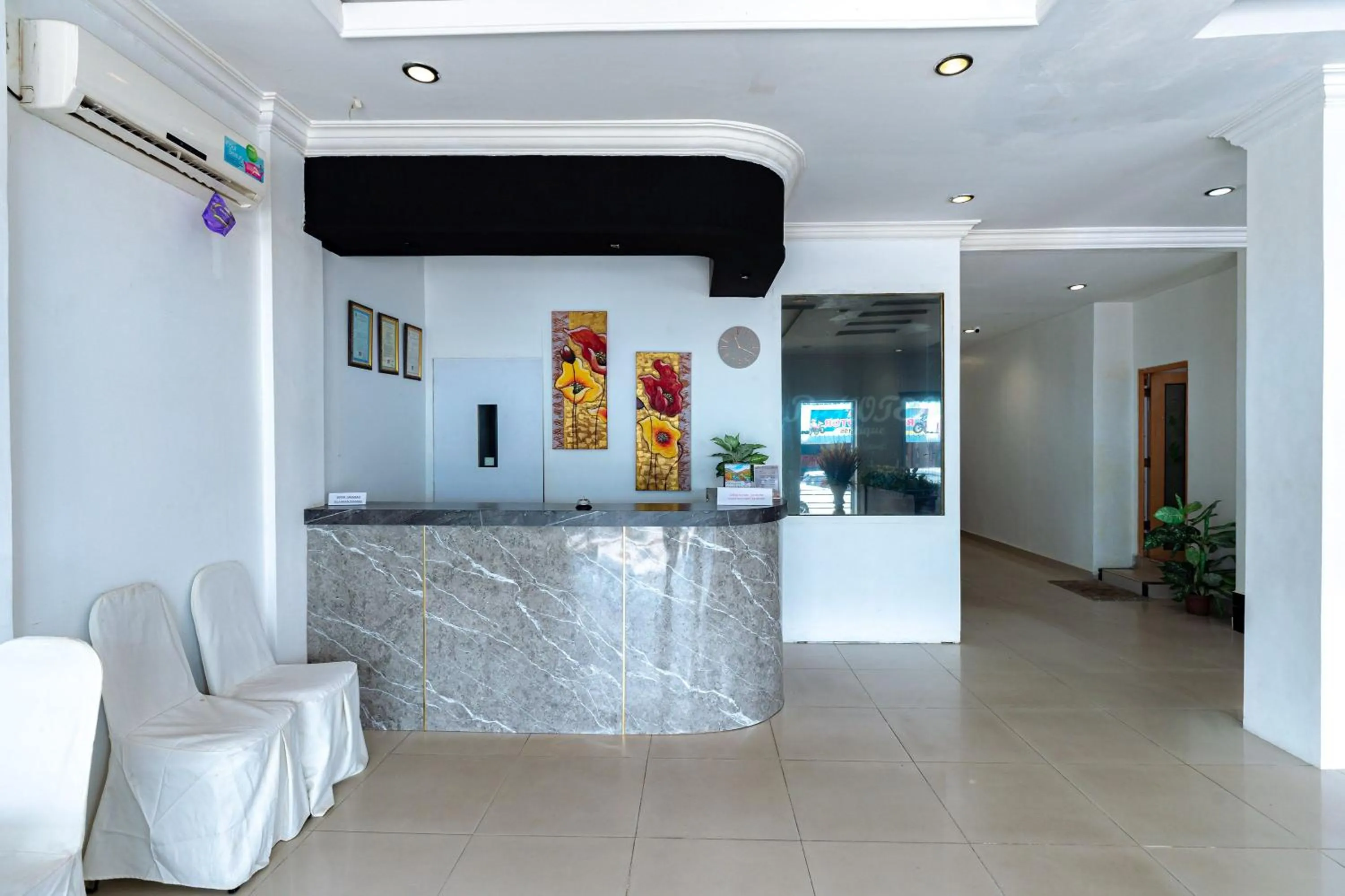 Lobby or reception in Urbanview Hotel Crystal Nagoya Batam by RedDoorz