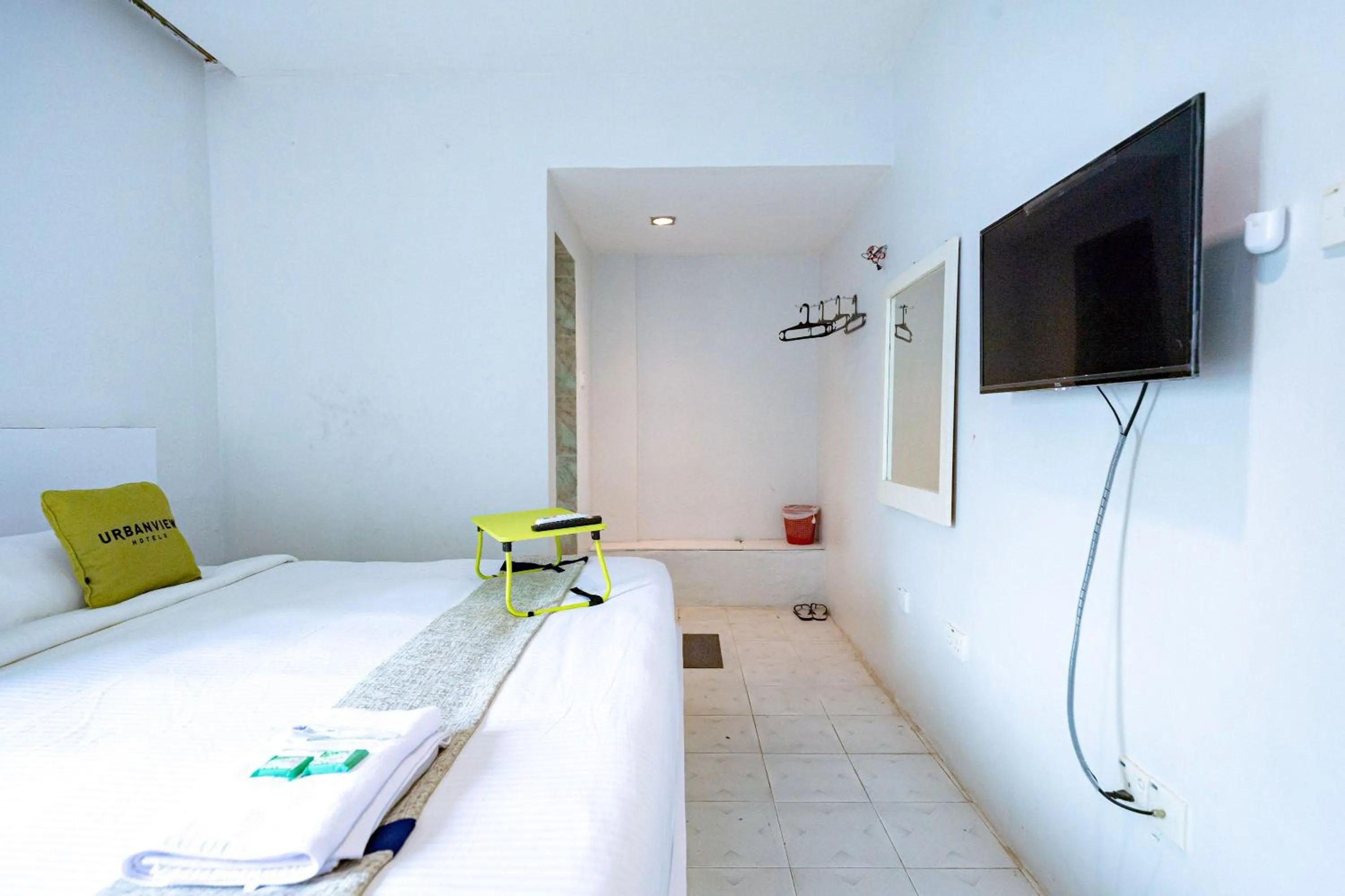 Bedroom, Bed in Urbanview Hotel Crystal Nagoya Batam by RedDoorz