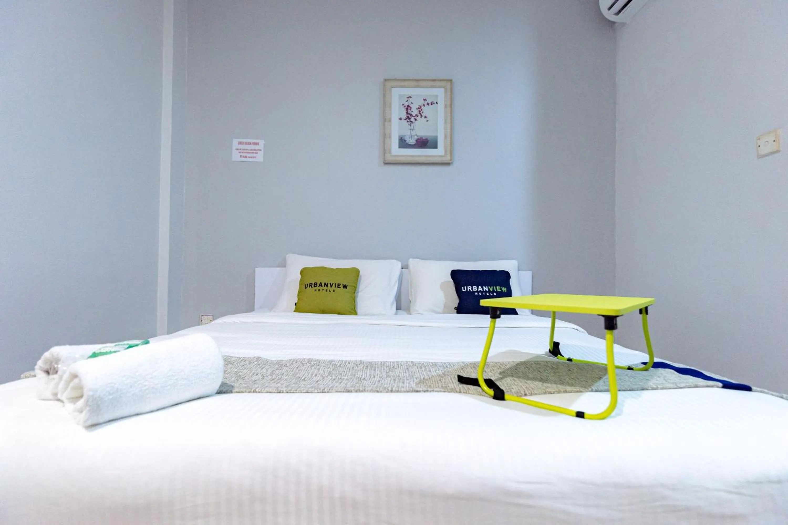 Bedroom, Bed in Urbanview Hotel Crystal Nagoya Batam by RedDoorz