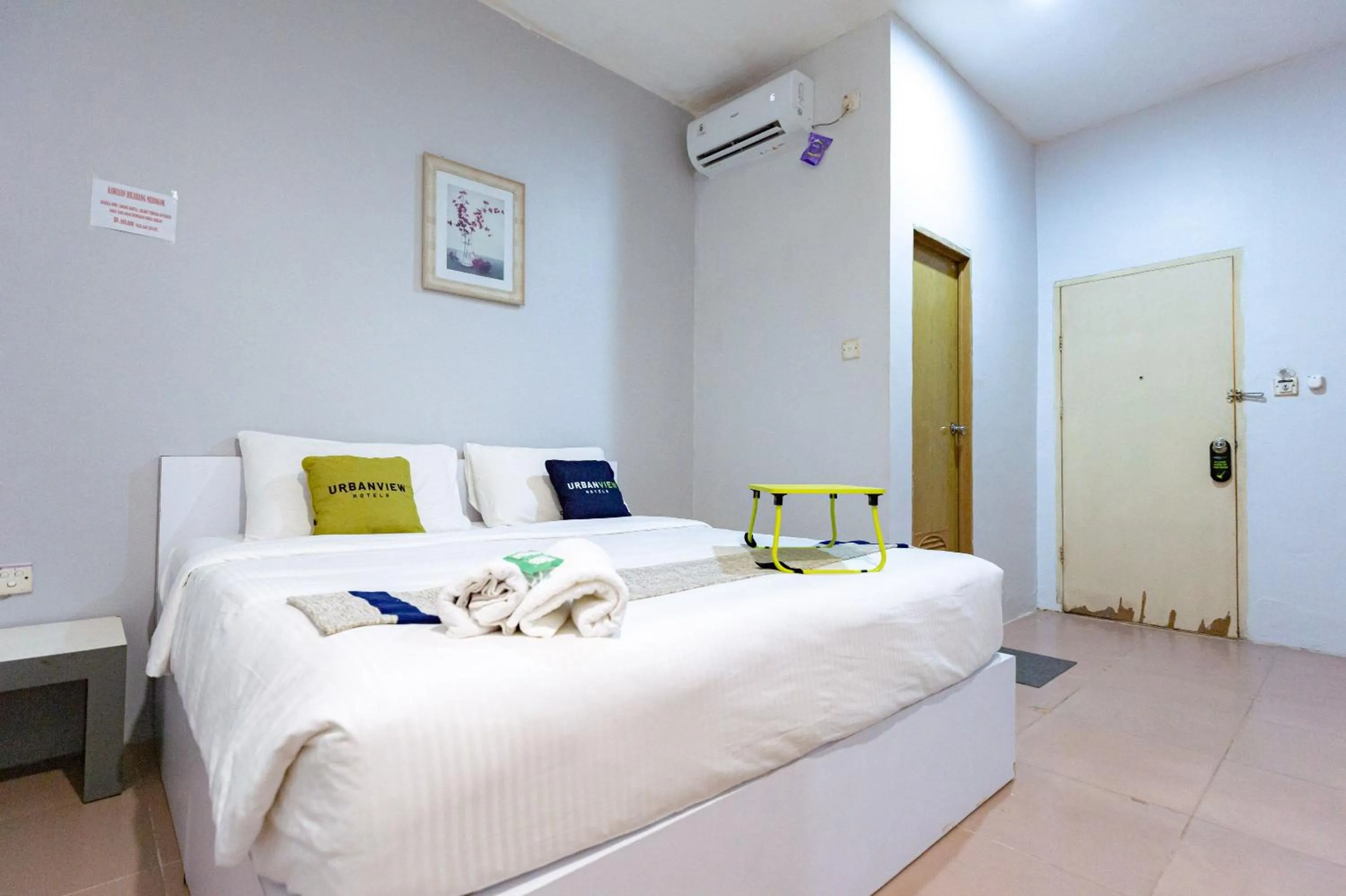 Bedroom, Bed in Urbanview Hotel Crystal Nagoya Batam by RedDoorz