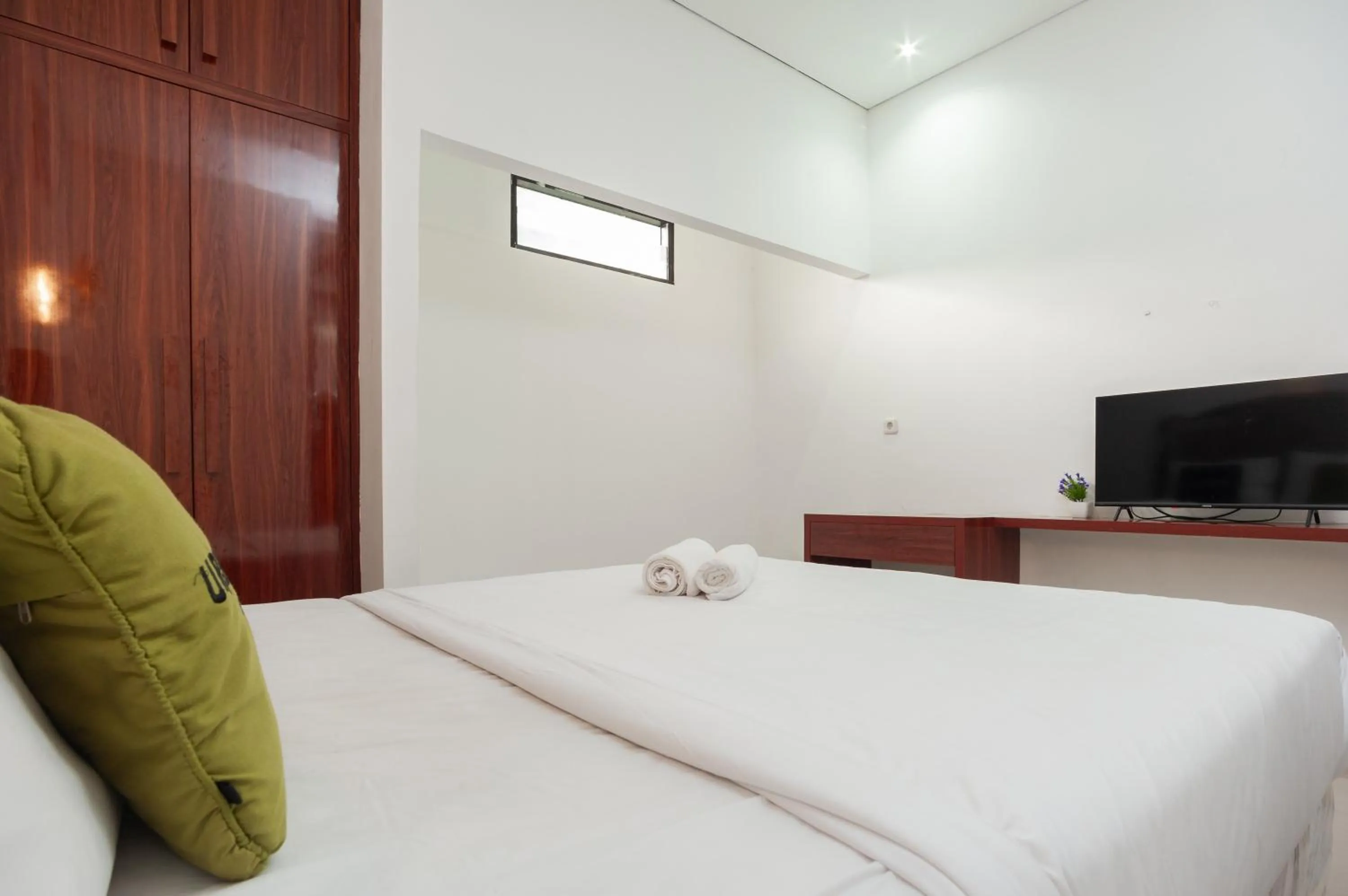 Bed in Urbanview Hotel Amarilis Sentul Bogor by RedDoorz