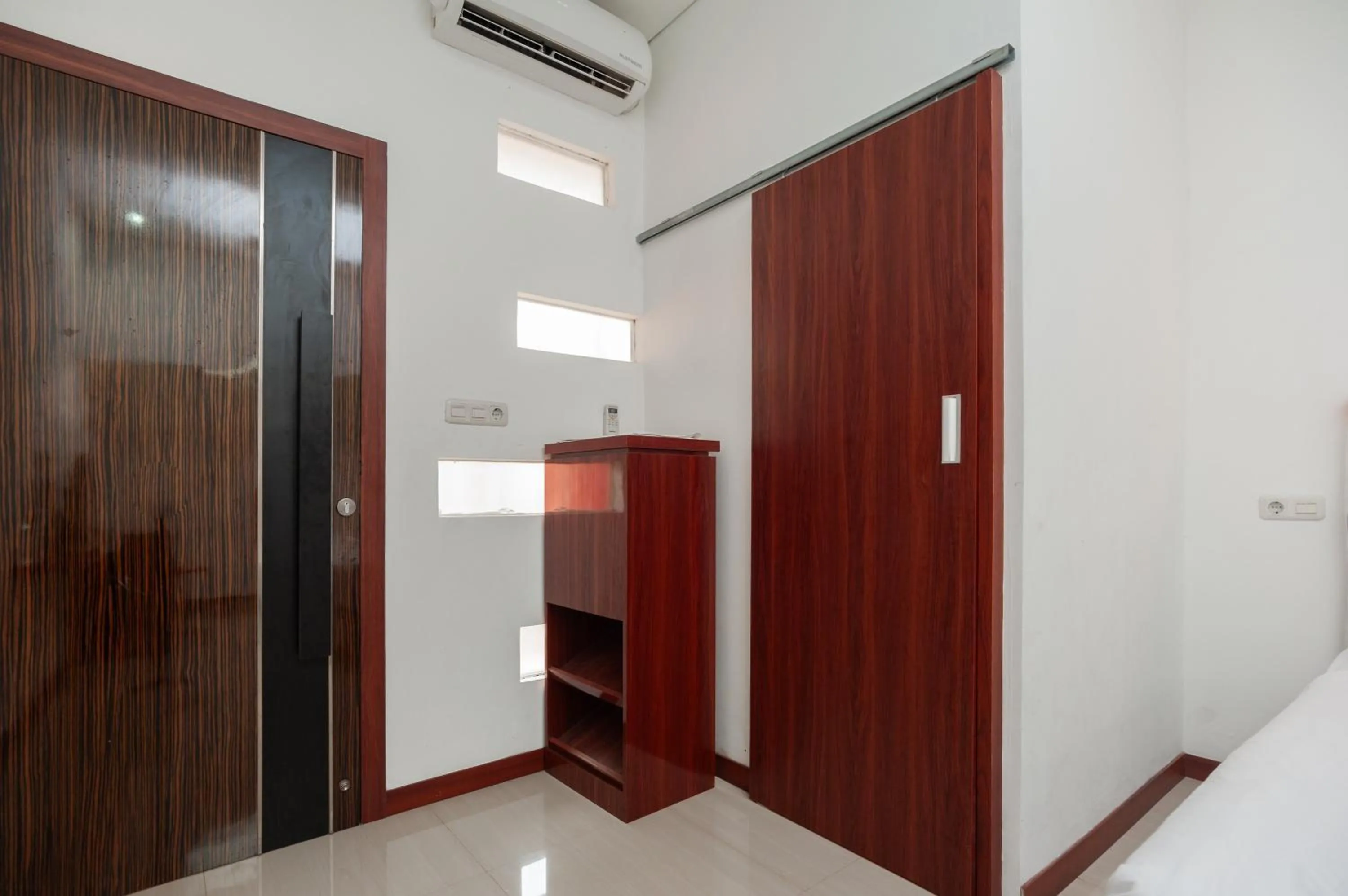 wardrobe in Urbanview Hotel Amarilis Sentul Bogor by RedDoorz
