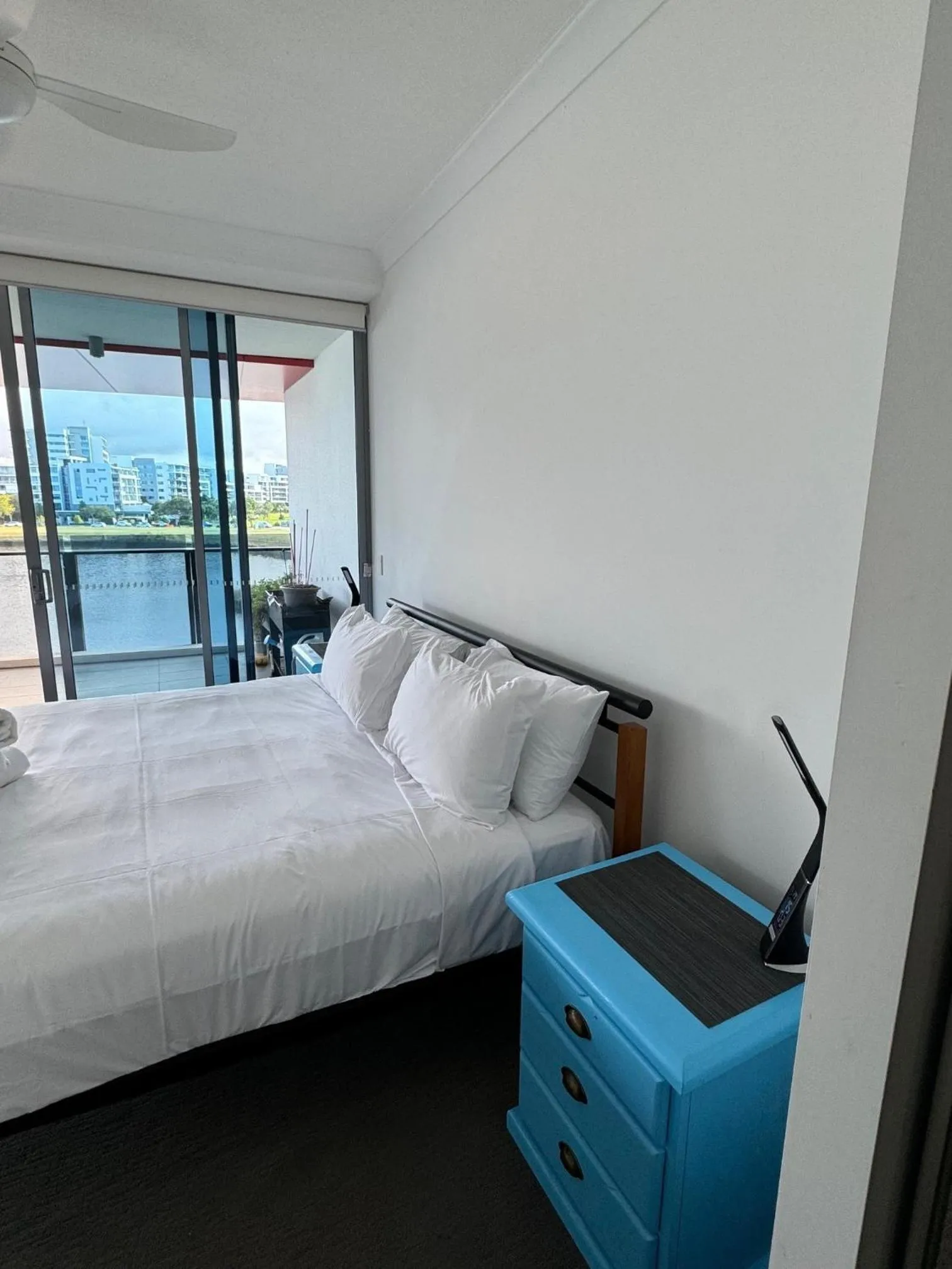 Bedroom, Bed in Harbour Quays Apartments