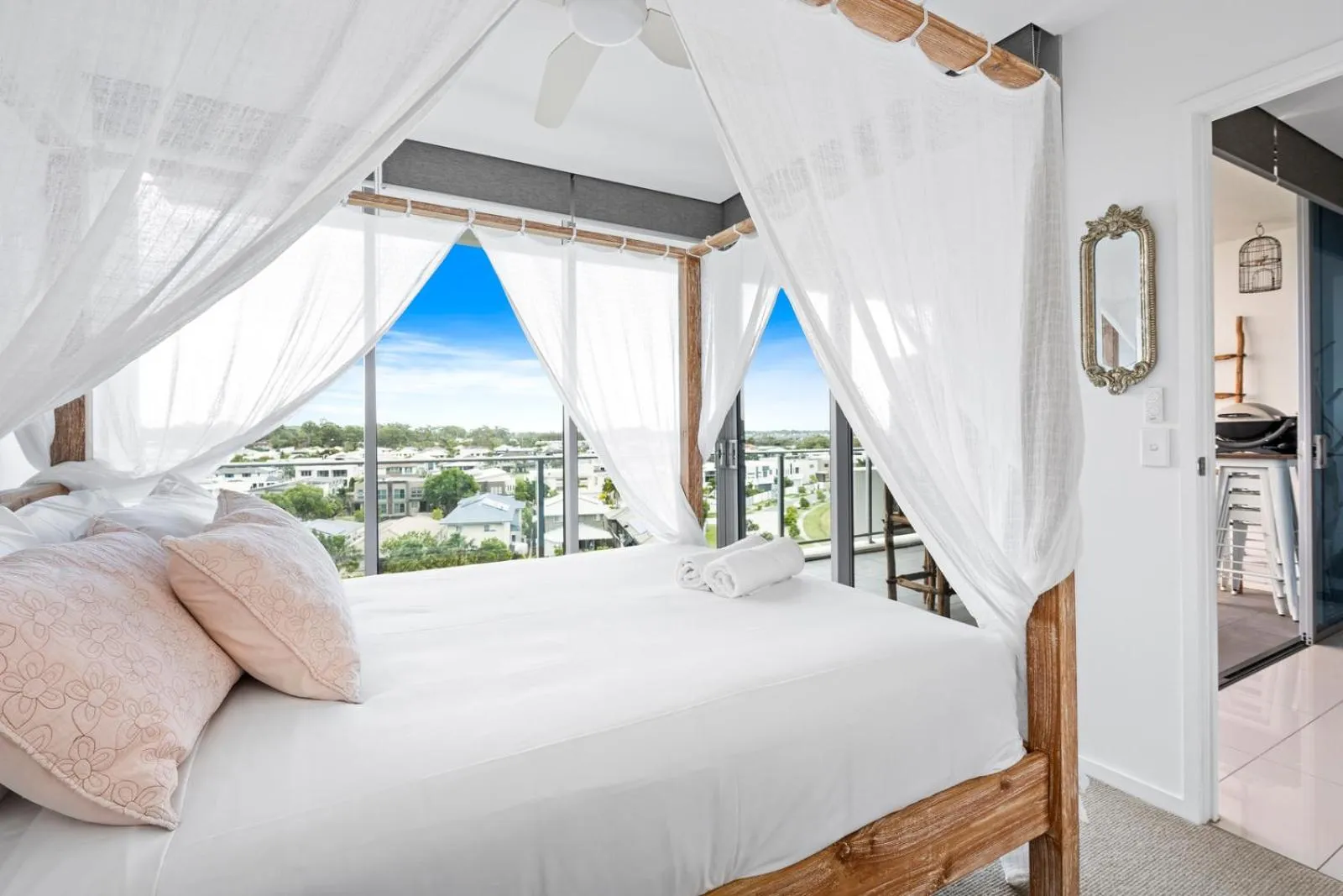 Bedroom, Bed in Harbour Quays Apartments