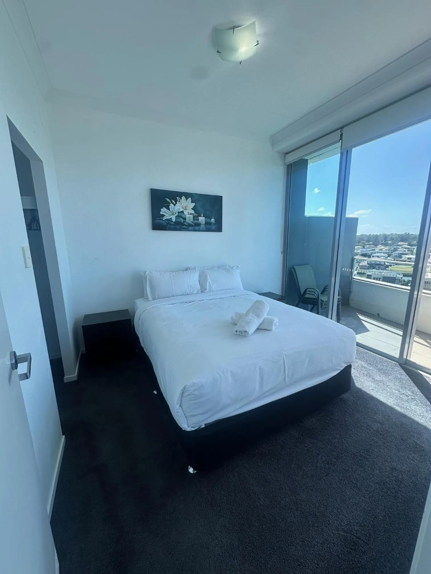 Bedroom, Bed in Harbour Quays Apartments