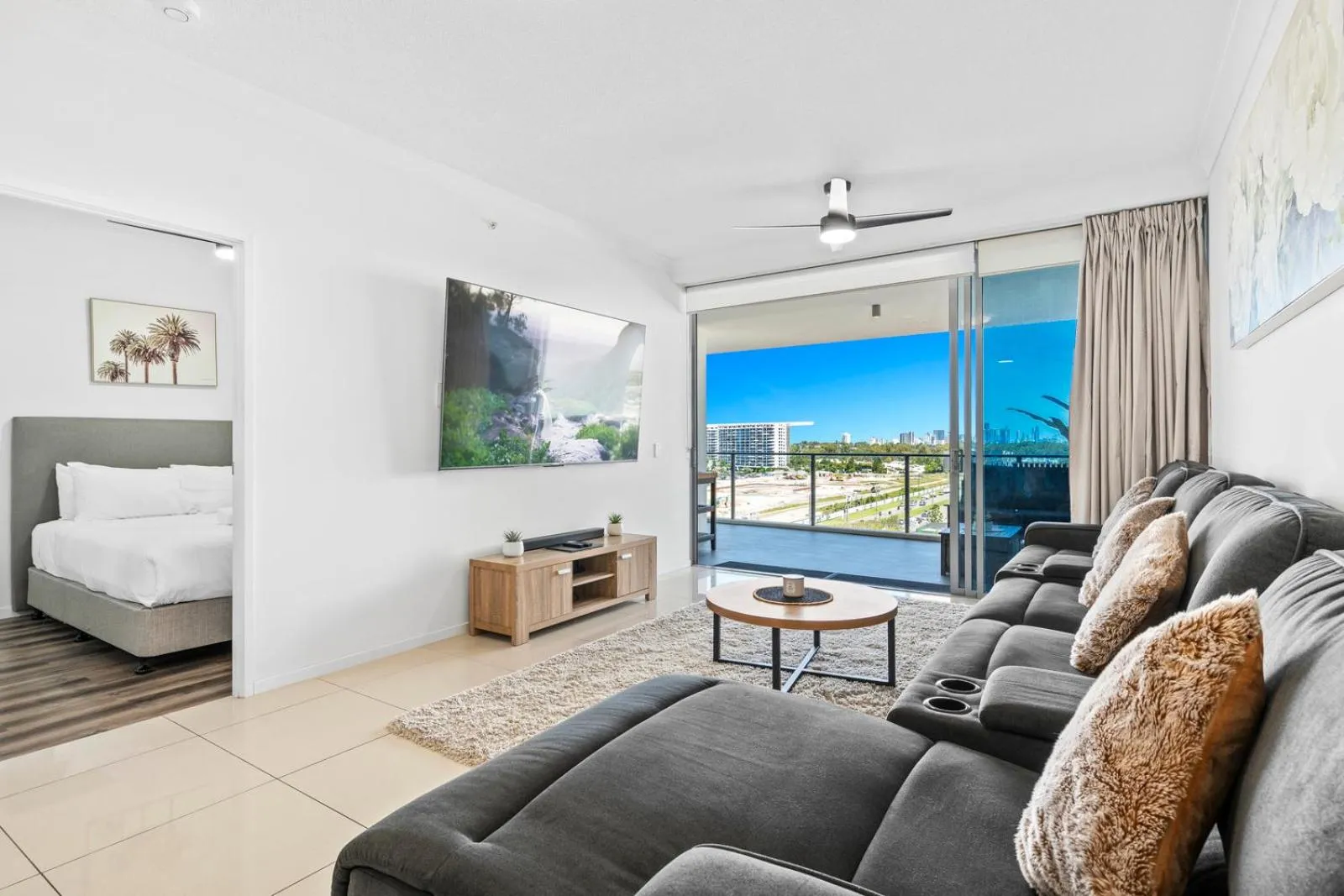 Living room, Bed in Harbour Quays Apartments