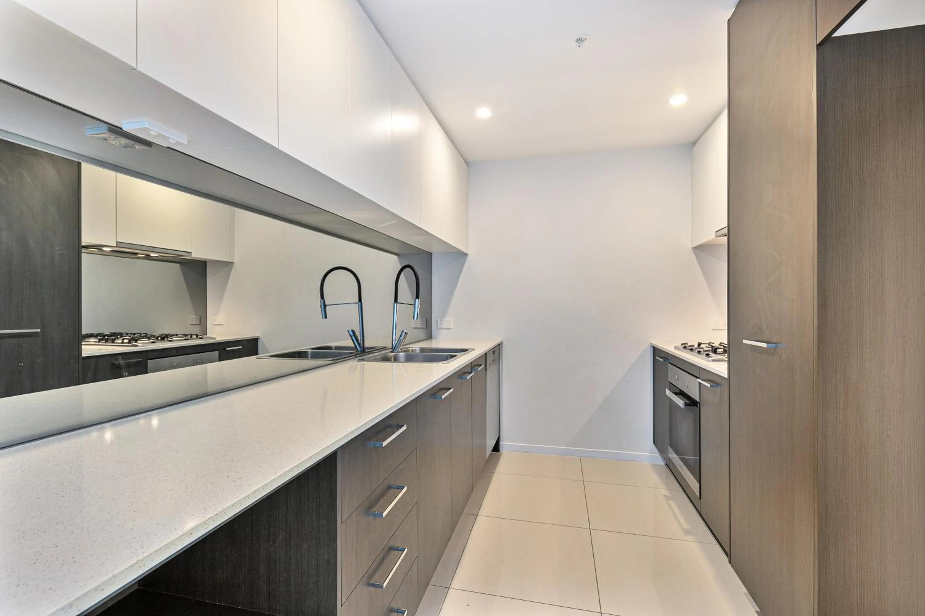 Kitchen or kitchenette in Harbour Quays Apartments