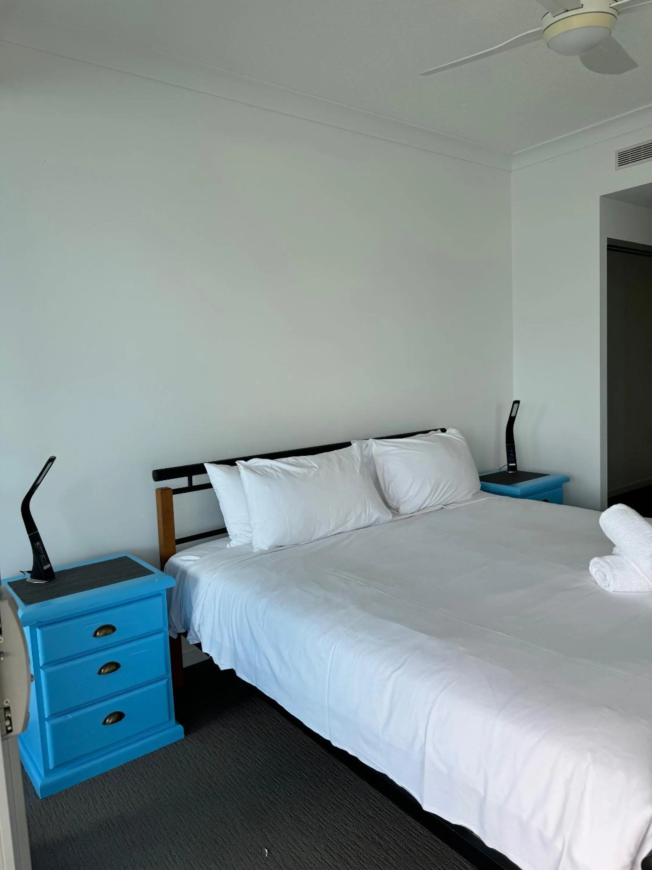 Bedroom, Bed in Harbour Quays Apartments