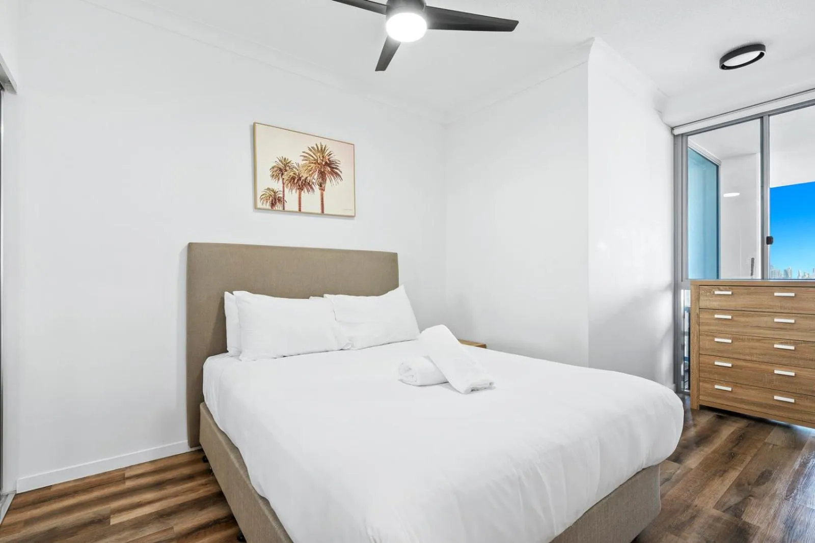 Bedroom, Bed in Harbour Quays Apartments