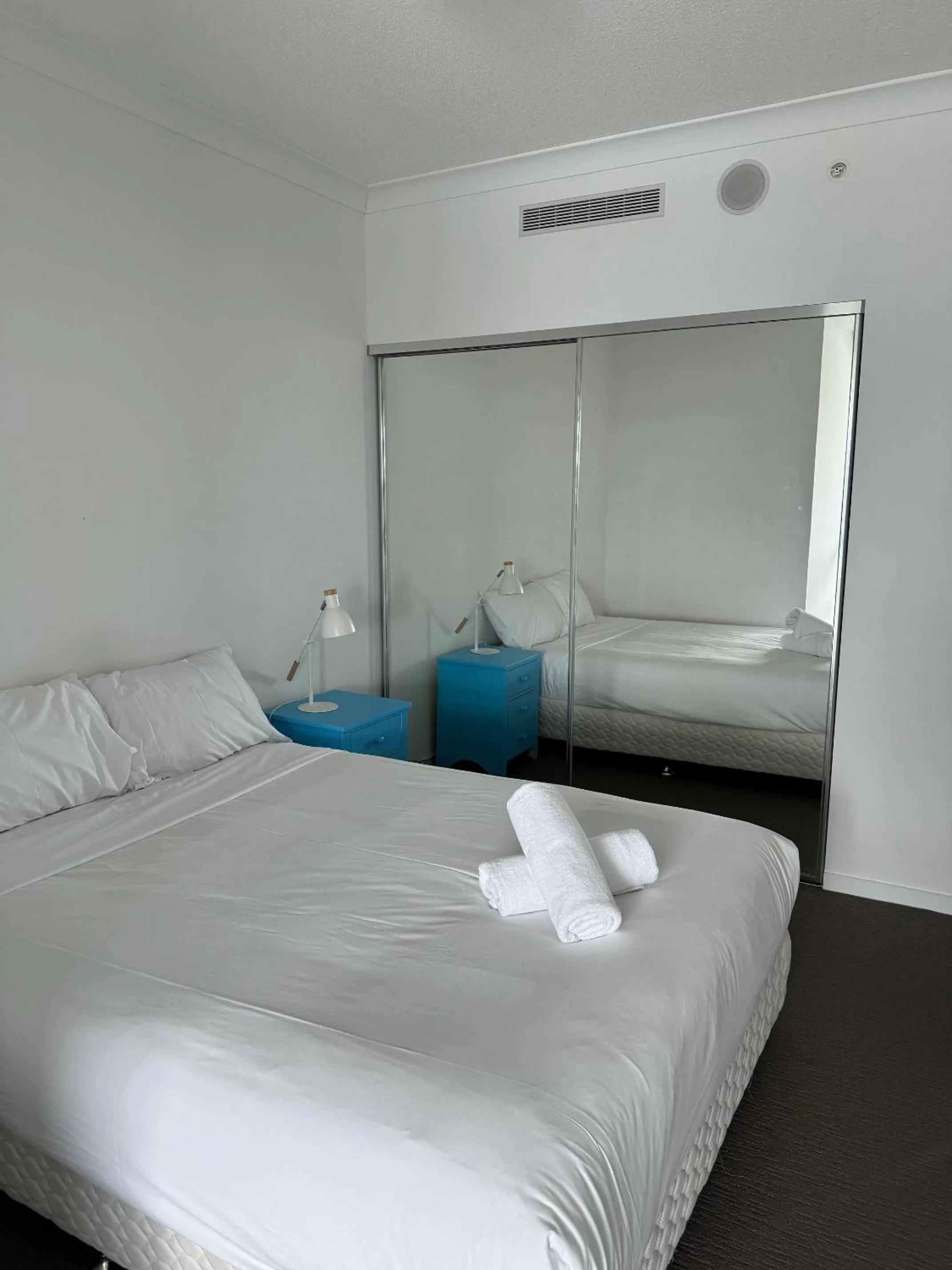 Bedroom, Bed in Harbour Quays Apartments