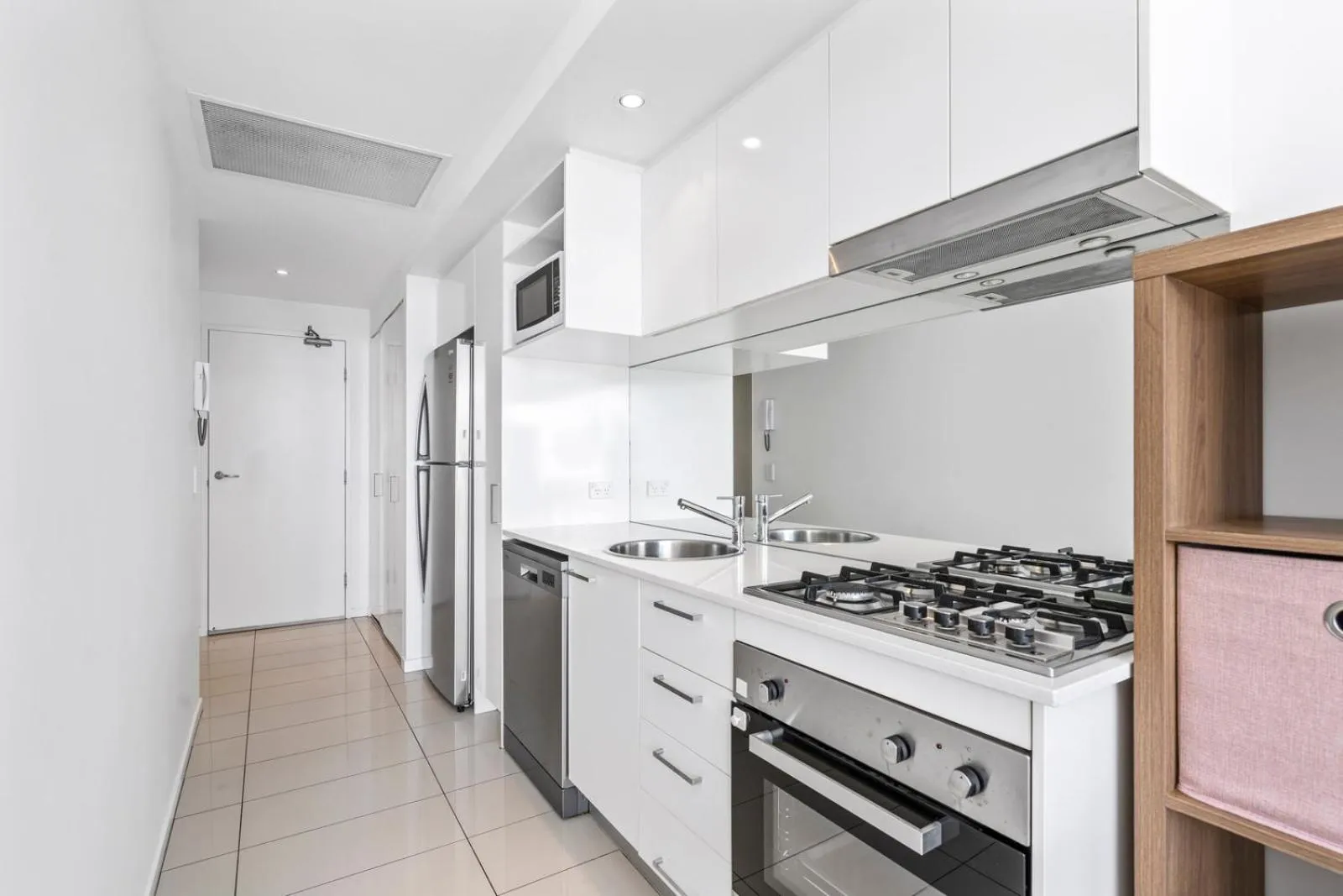 Kitchen or kitchenette in Harbour Quays Apartments