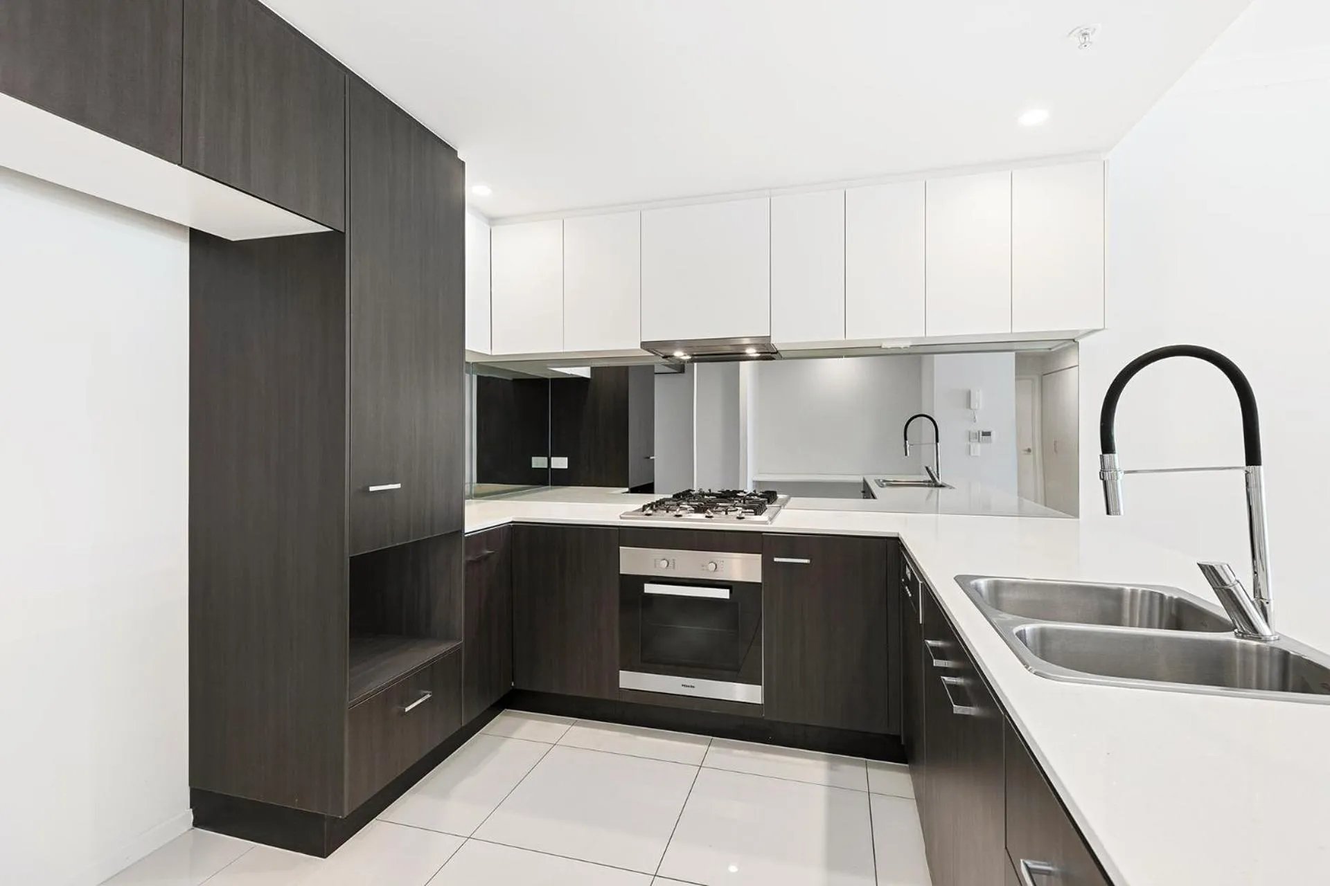 Kitchen or kitchenette in Harbour Quays Apartments