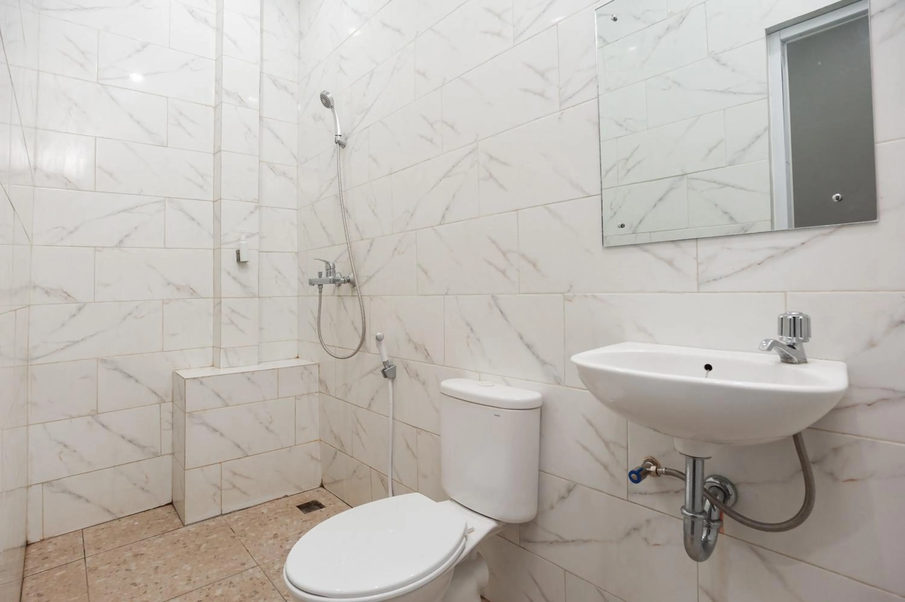 Shower in RedDoorz Plus at Eskole ITERA Lampung