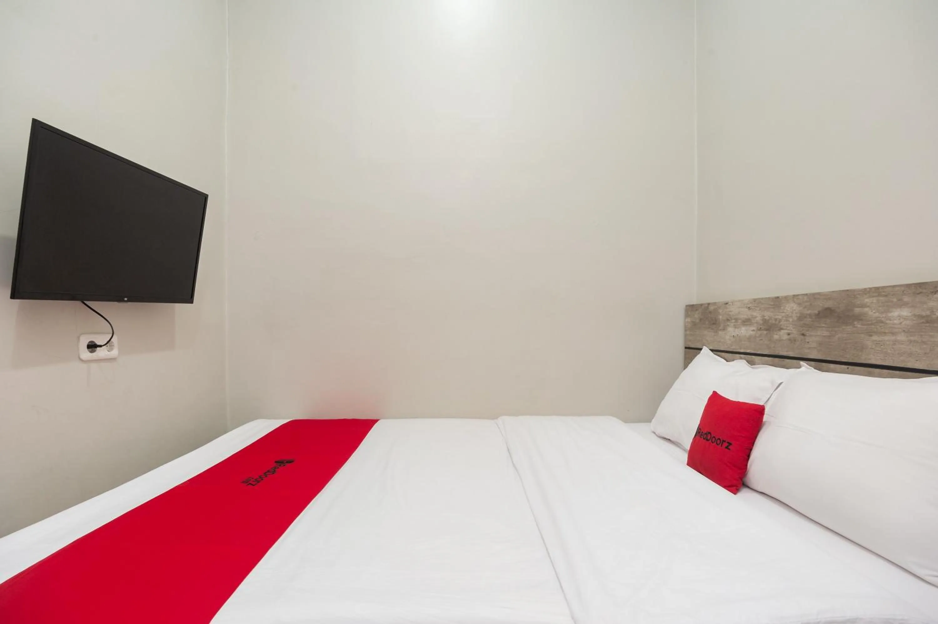 Bed in RedDoorz Plus at Eskole ITERA Lampung