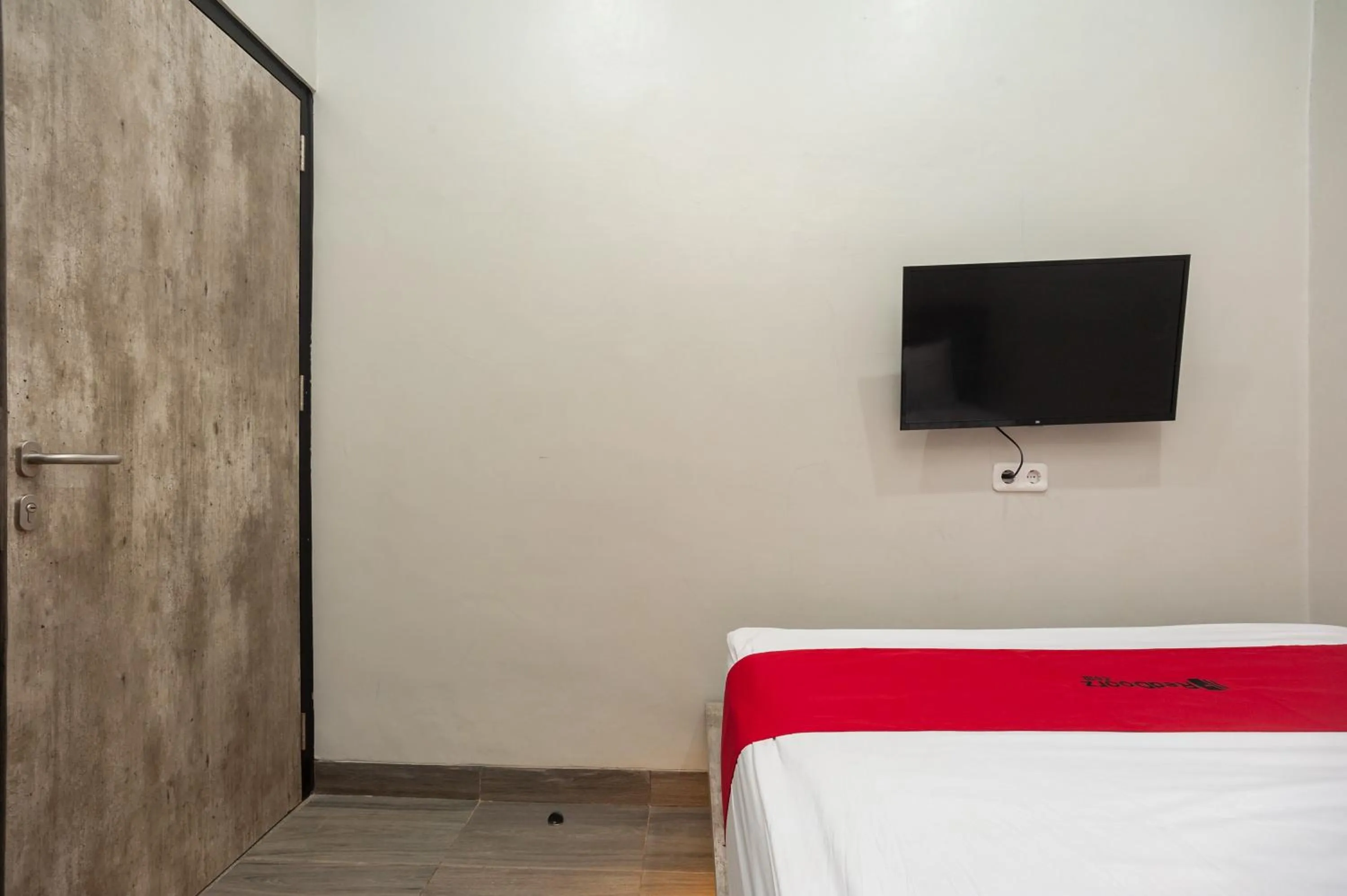 Bed in RedDoorz Plus at Eskole ITERA Lampung