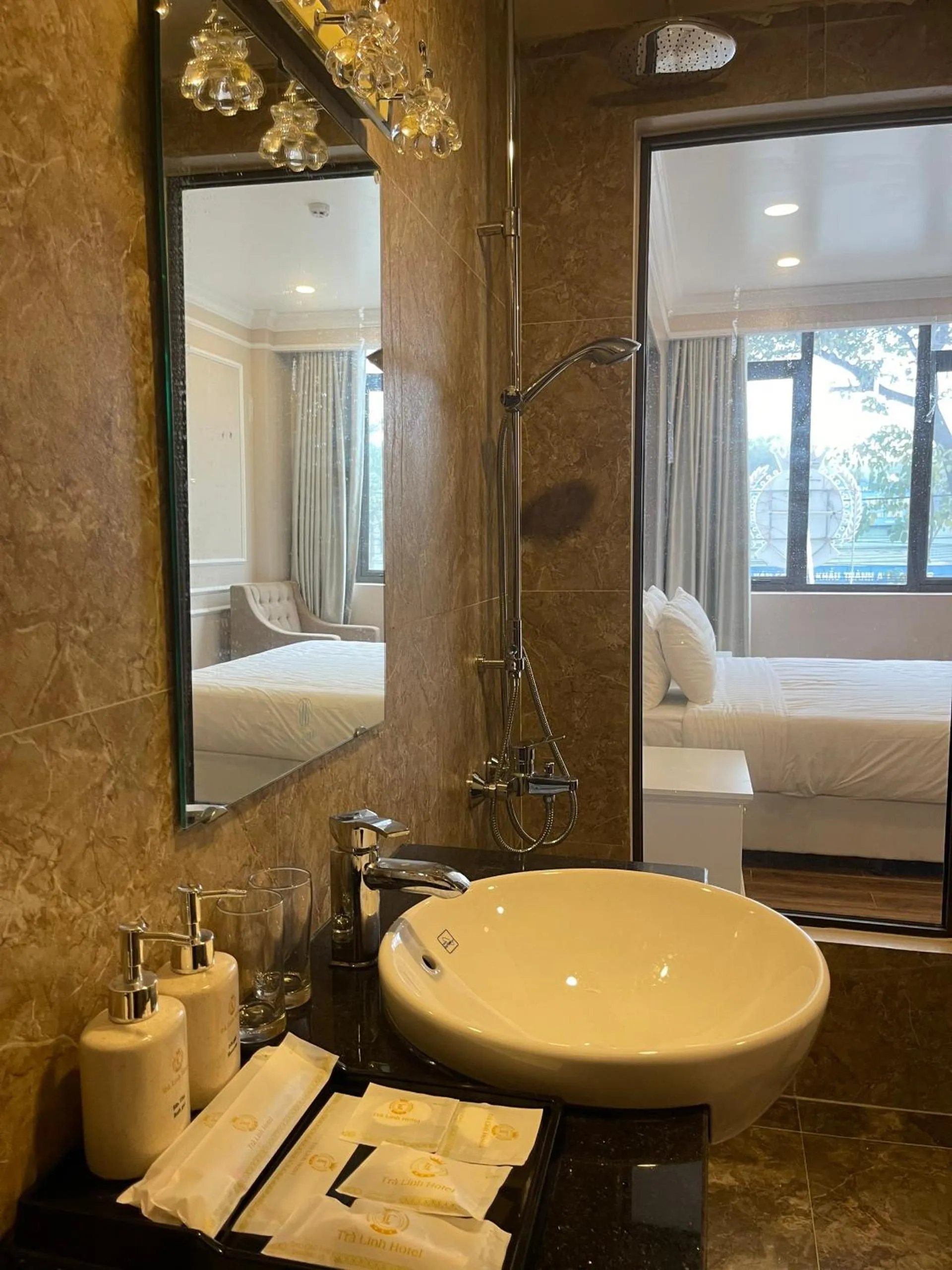Shower in TRA LINH HOTEL & RESTAURANTs