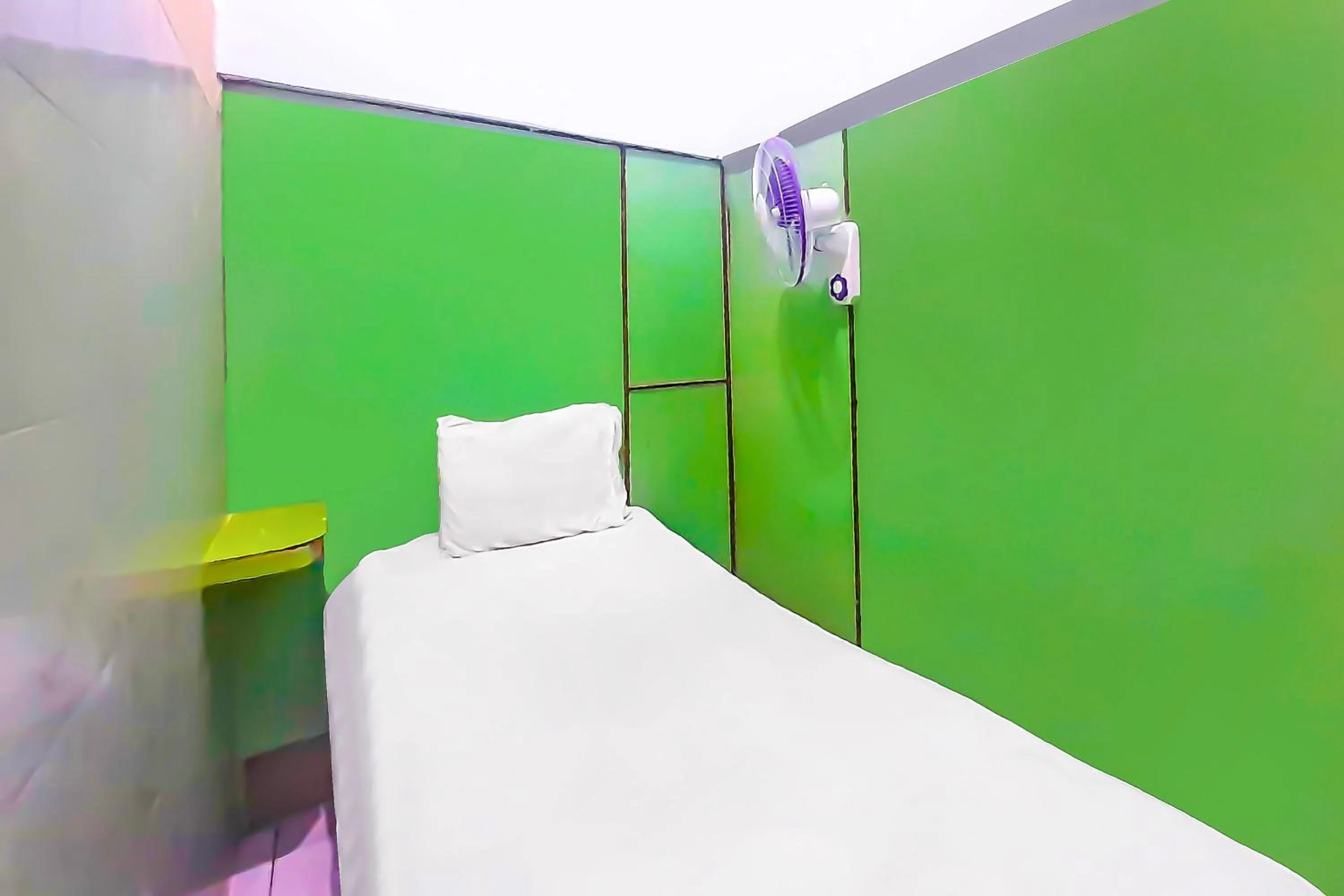 Bedroom, Bed in SPOT ON 92236 Kediri Family Homestay