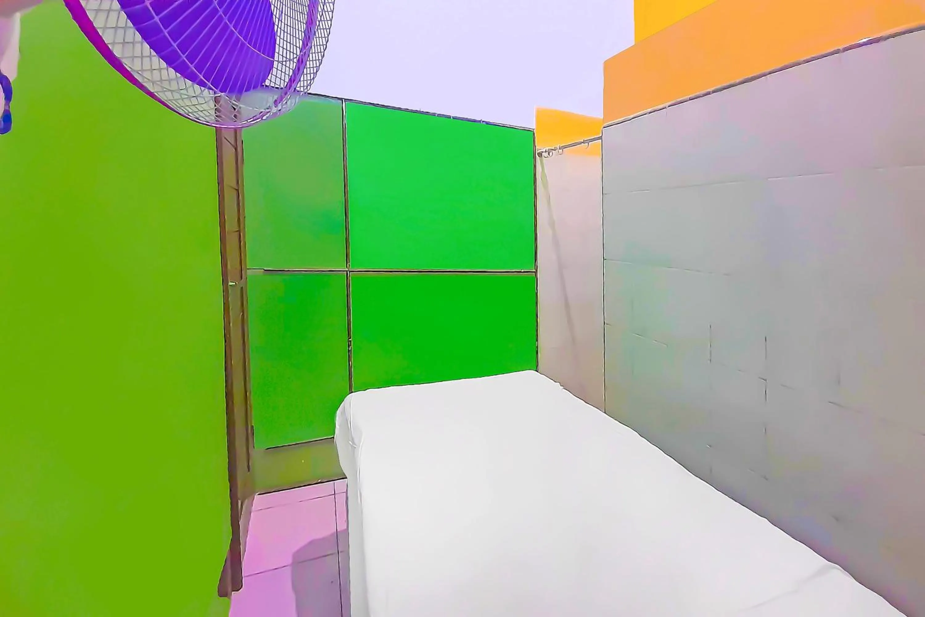 Bedroom, Bed in SPOT ON 92236 Kediri Family Homestay